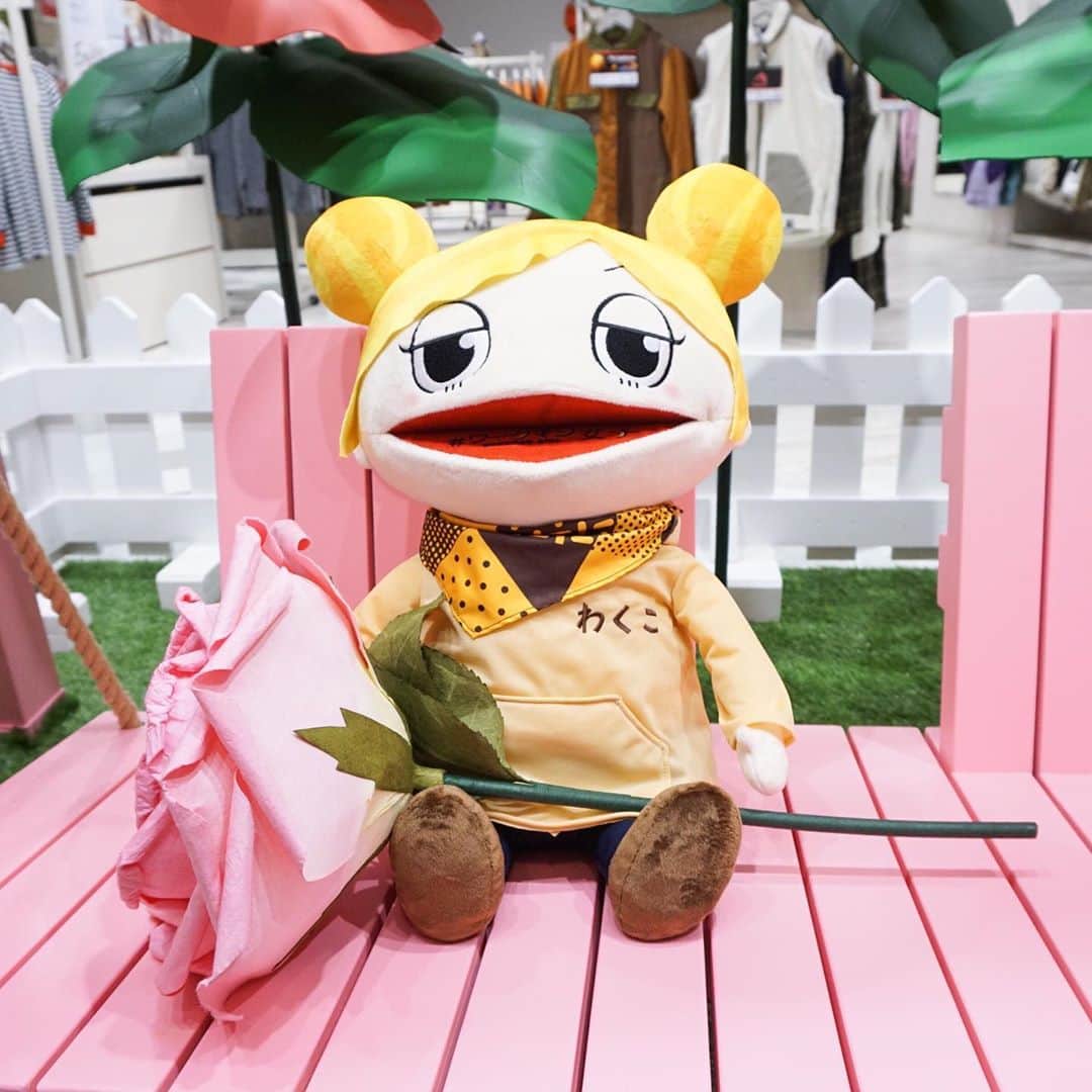 Fashionsnap.comさんのインスタグラム写真 - (Fashionsnap.comInstagram)「【ニューオープン】ワークマンが作業服を扱わない新業態「#ワークマン女子」1号店を10月16日にオープン！　桜木町駅前のコレットマーレ内に構える新店舗ではウィメンズ商品を豊富に取り揃えるほか、防水サファリシューズといったSNSで話題のアイテムもラインナップ。ピンク色のブランコなどフォトスポットも充実しています📸初のオリジナルキャラクター「わくこちゃん」にも注目です。 @workman_plus」10月15日 19時47分 - fashionsnapcom