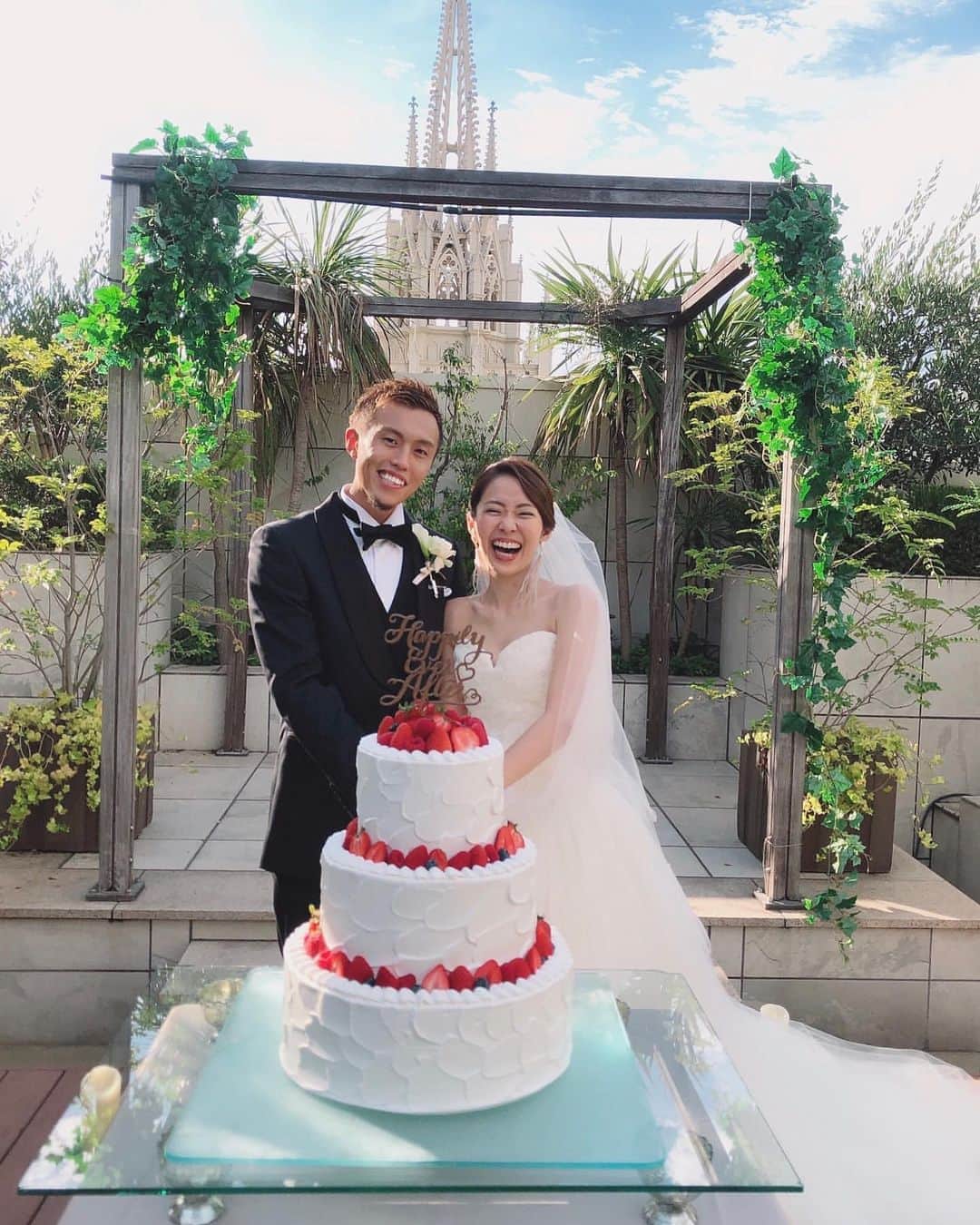 のインスタグラム：「~ガーデンでのケーキセレモニー #結婚式レポート ムービーもあり🎥💕~  ストリングスホテル名古屋 @strings_nagoya_wedding の卒花嫁さま @jm_weddingg さま❤︎  挙式の後は大聖堂がばっちり見えるフォトジェニックなガーデンでケーキセレモニー&乾杯を行いました🥂  ガーデンにはおふたりらしさを出すために、 バルーンに思い出のお写真をつけてコーディネート🎈  換気もしっかりできて開放的な空間でのひととき、 おふたりの表情も自然と和やかになりますね☺️  ムービーでも️とても幸せそうなおふたりが😊 ぜひご覧ください❤︎  ＝＝＝＝＝＝＝＝＝＝＝＝＝＝＝＝＝＝＝＝＝＝＝＝＝＝＝＝  \ウェディングフォト募集中❤️/ @bestbridal.jp をフォローして、 お写真の投稿をお待ちしております！ . 当アカウントでリグラムOKなベストブライダルの卒花嫁orプレ花嫁の皆様は、#ベストブライダル花嫁 もしくは #BB花嫁 のハッシュタグをつけて投稿をお願いします💕 . ※BB花嫁に投稿があったお写真をリグラムする際は、 個別にご連絡は行っておりません。予めご了承ください  \ブライダルフェアの予約について💐/ アカウントプロフィールのURL先、 各会場のHPよりご予約を承っております。 ご不明な点がございましたら、 DMでのお問い合わせも受け付けております！  \たくさんの、LOVEを届けよう❤️/  私たちのブランドスローガンは「#たくさんのLOVEを届けよう」💕  お客様との出会いは、一生における祝福の瞬間を祝う始まりです。  私たちはお客様とおふたりの人生を 祝福し続ける存在でありたいと考えています🕊  ベストブライダルは、世の中で1番、 たくさんのLOVEが届く瞬間をお祝いする企業を目指します♡」