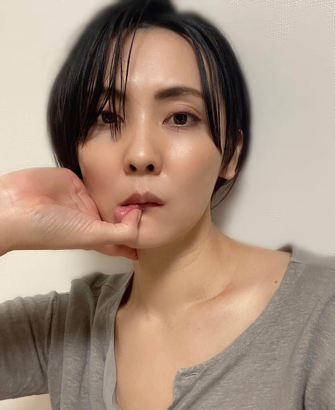 緒月遠麻さんのインスタグラム写真 - (緒月遠麻Instagram)「☺︎ くせ毛が手に負えませんでした。  cut！！  #ショートヘア  #✂️ #くせ毛  でも  短いなりに ミニくせ毛は現れるわけで。。。  #緒月遠麻」10月15日 19時51分 - toma_ozuki