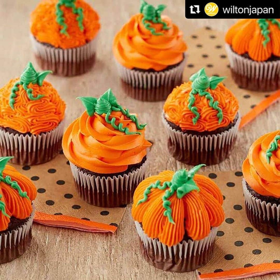 entre squareさんのインスタグラム写真 - (entre squareInstagram)「#Repost @wiltonjapan with @make_repost ・・・ 🎃Pumpkin Patch Cupcakes🎃 * オレンジ色のクリームでカップケーキにデコレーションし、緑の葉っぱをつければカボチャみたいなカップケーキになります🎃 ぐるぐる→星口金#1M ジグザグ→星口金#18 カボチャの線→星口金4B🎃 * @entresquare @entresquare_paypay  @entresquare.rakuten にハロウィンアイテムたくさん追加しました🎃 Wiltonの日本に輸入できる全アイテムをお取り扱い中です🔍️👻 * https://www.entresquare.com/fs/onlinestore/c/wil * #wilton #wiltonclass #halloween #baking #party #cakes #icingcookies #cupcakes #meringuecookies #ecooking  #ウィルトン #ウィルトンクラス #ウィルトンアイシングカラー #カップケーキ #マフィン  #手作りお菓子 #おうち時間 #ハロウィンパーティー」10月15日 19時52分 - entresquare