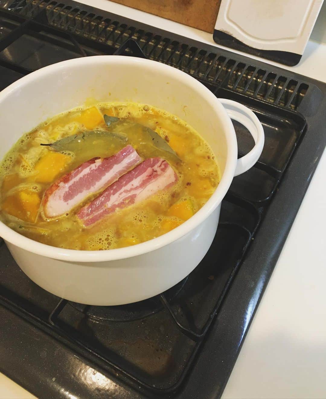 猫沢エミさんのインスタグラム写真 - (猫沢エミInstagram)「ちょっと寒めな夜だから、クレーム・ドゥ・ポティロン（フランスのかぼちゃのポタージュ）を作ります🎃  ベーコンをがつんと塊で入れて、お出汁の一部に。煮上がったら細かく切って、お肉のクルトンにするのです。  これはね、すんんんんごく美味しいスープ料理なのです。  猫沢飯本（仮）にレシピが載りますよ♡  #猫沢飯」10月15日 19時53分 - necozawaemi