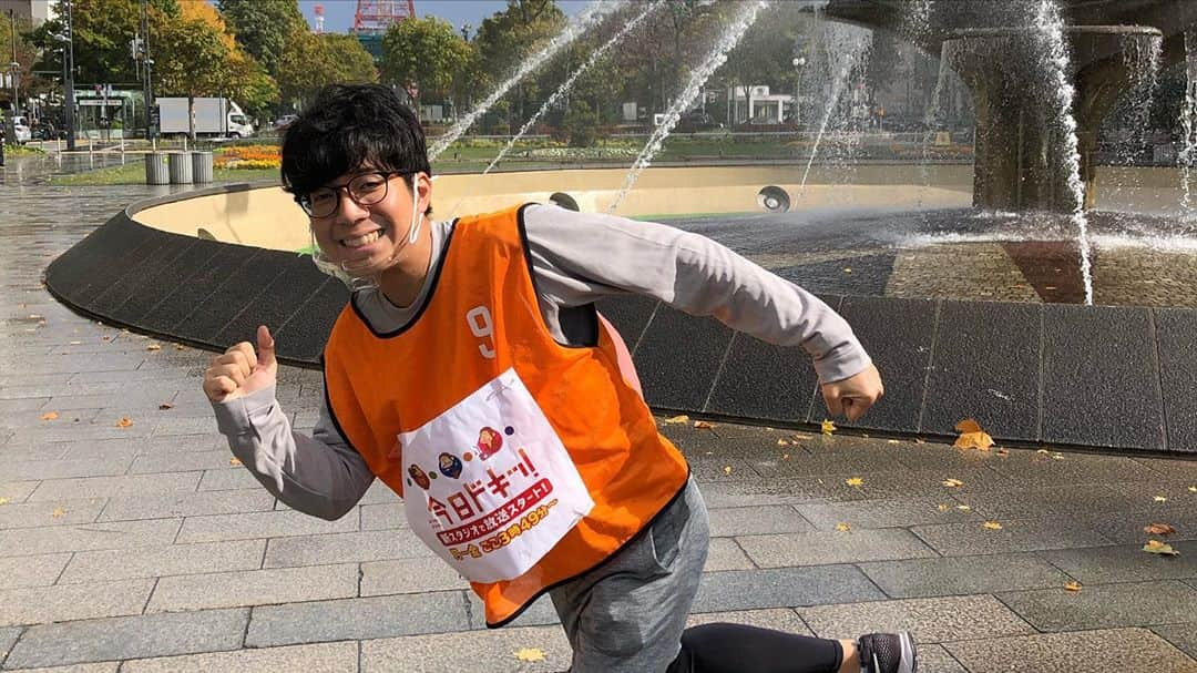 堀内大輝のインスタグラム：「【フードバレーとかちマラソン🏃‍♂️】  秋も深まり紅葉シーズン🍁 そして私の中ではそろそろ ランニングやマラソン納め…という季節ですが🏃‍♂️  我が故郷・帯広の 「フードバレーとかちマラソン」、 去年初めて参加し、 ことしも参加しようと思っていたのですが、 コロナ禍においてはオンライン開催に。 みんなで走るのではなく、 各自でマラソンを走る仕組みです。  そこで！！わたしは、 東京オリンピックのマラソンコースにも含まれる 札幌の大通公園を走ってみることに！ 普通に走ってもなぁ…と思い、せっかくなので 今週リニューアルした今日ドキッ！の宣伝を兼ねて 走ってみたのは良いんですが…  秋風がとても心地よかったです。  参加の仕方は思ったよりも簡単でした！ 好きな時に好きな場所で、 アプリのGPSで記録しながらハーフマラソンを走って エントリーするだけ。 十勝の豪華な商品が当たるチャンスがあります。 何回かに分けて走ってもOKです。 しかもエントリーは無料！  エントリー期間は今月中。 あと半月かけてハーフマラソン走り切りたいと思います！ みなさまも、秋の健康づくりにいかがですか？？  #十勝 #帯広  #フードバレーとかちマラソン #マラソン #ランニング #アナウンサー #大通公園 #勝毎 #今日ドキッ #リニューアル #ごご3時49分から」