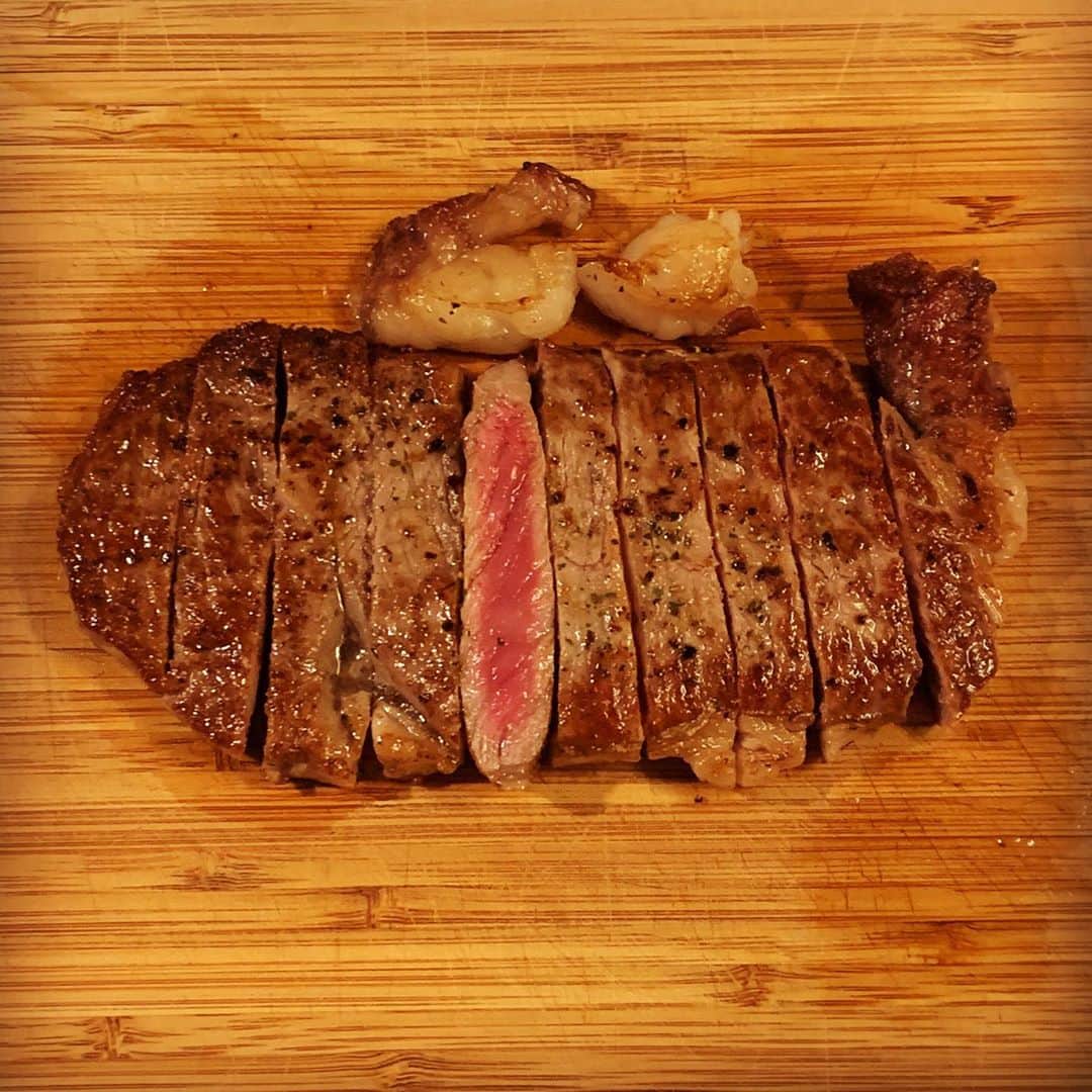 のインスタグラム：「ステーキ焼きました。 コツは焼く40分前に冷蔵庫から出しておく！これだけ。 食べたらアサスパ「ともだちが来た」のチラシの最終ミーティングをします、宣伝期間はみじかいですがチラシを作れて幸せです。 #肉 #ステーキ #あぶらみ #あぶらみ大好き」