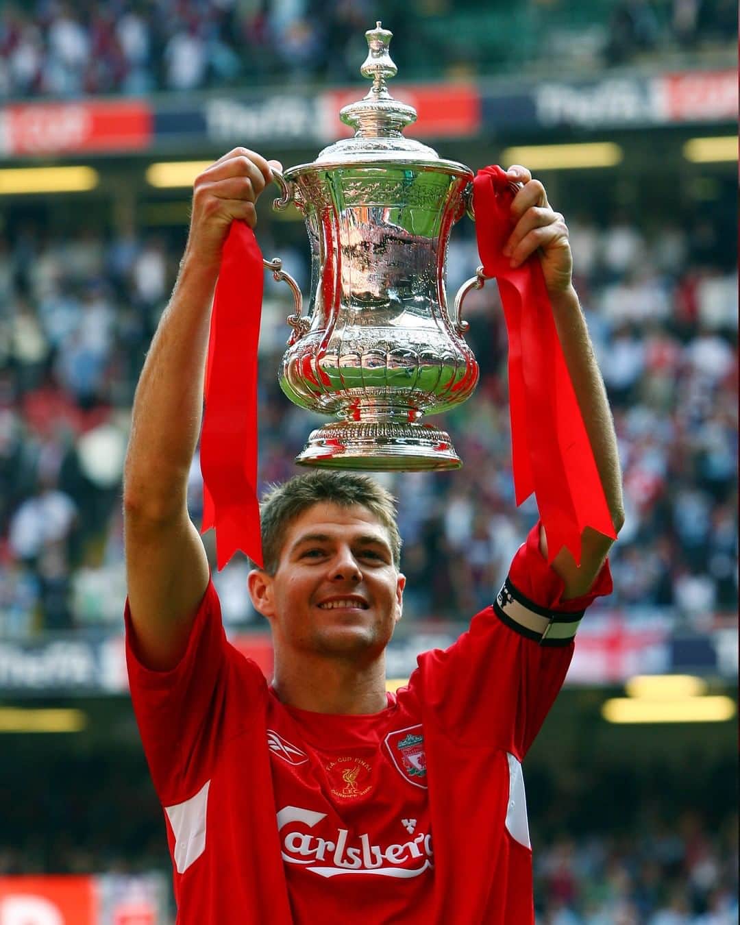 リヴァプールFCさんのインスタグラム写真 - (リヴァプールFCInstagram)「On this day in 2003, @stevengerrard was named as Reds captain 🙌🔴 LEGEND ❤️ #LFC #LiverpoolFC」10月15日 19時58分 - liverpoolfc