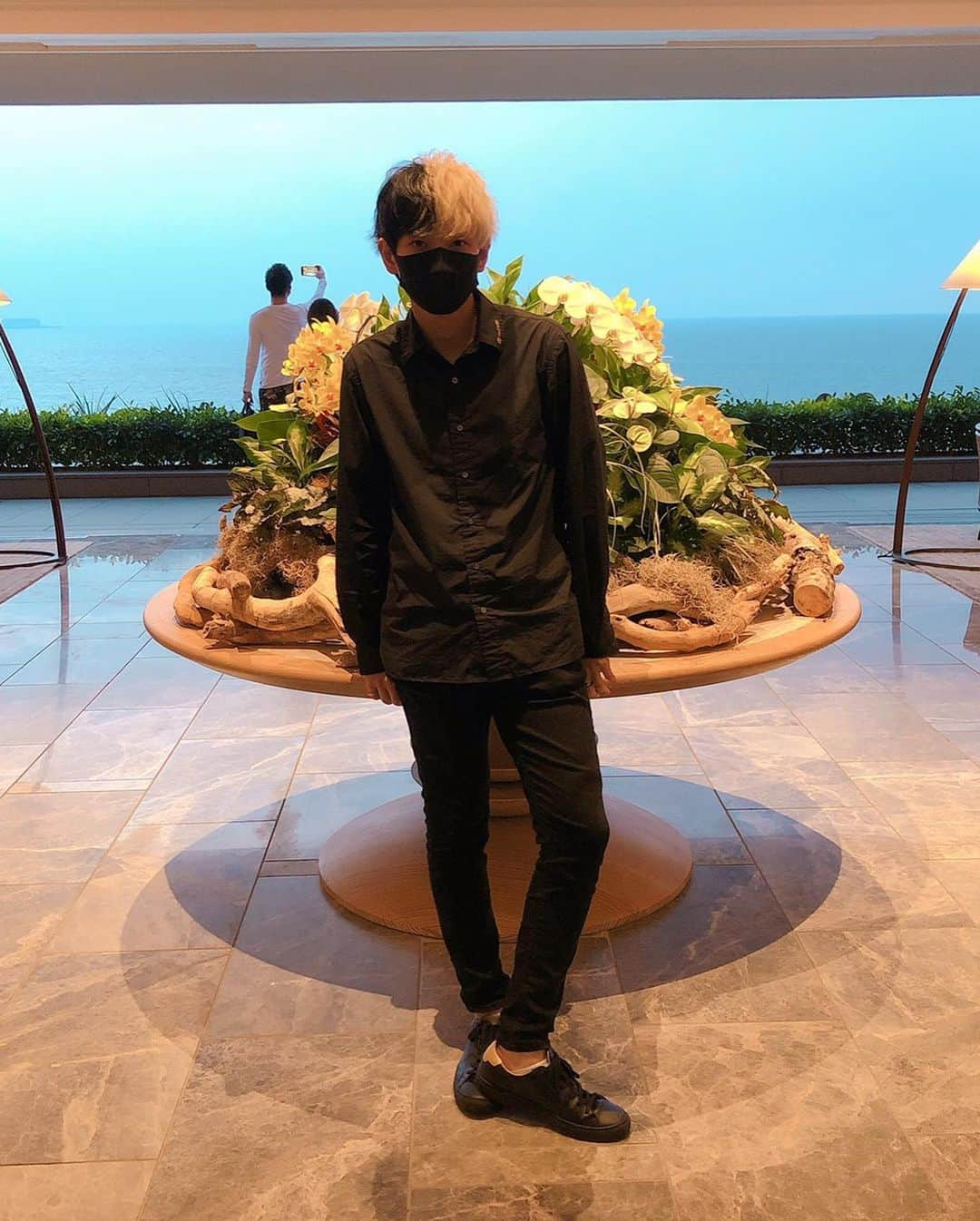 Hikaru（ヒカル）さんのインスタグラム写真 - (Hikaru（ヒカル）Instagram)「I came to Okinawa for work and am enjoying sightseeing during my spare time. Seekwartha drinks were tasty and the scenery was great. It was my first time to ride a convertible car and drove around Okinawa. I ate ice cream on the way and it melted, then my hands got sticky, but that's also a good memory.  I’m gonna eat Abu pork Shabu-shabu now too🐷  仕事で沖縄きて空き時間に沖縄観光を堪能してます シークワーサードリンク美味しかったし景色も最高で人生初のオープンカーに乗って沖縄巡りました 途中でアイスクリーム食べて溶けまくって手がベタベタになったりしたけどそれもまたいい思い出  アグー豚のしゃぶしゃぶも今から食べる🐷」10月15日 19時58分 - tadanokarisuma