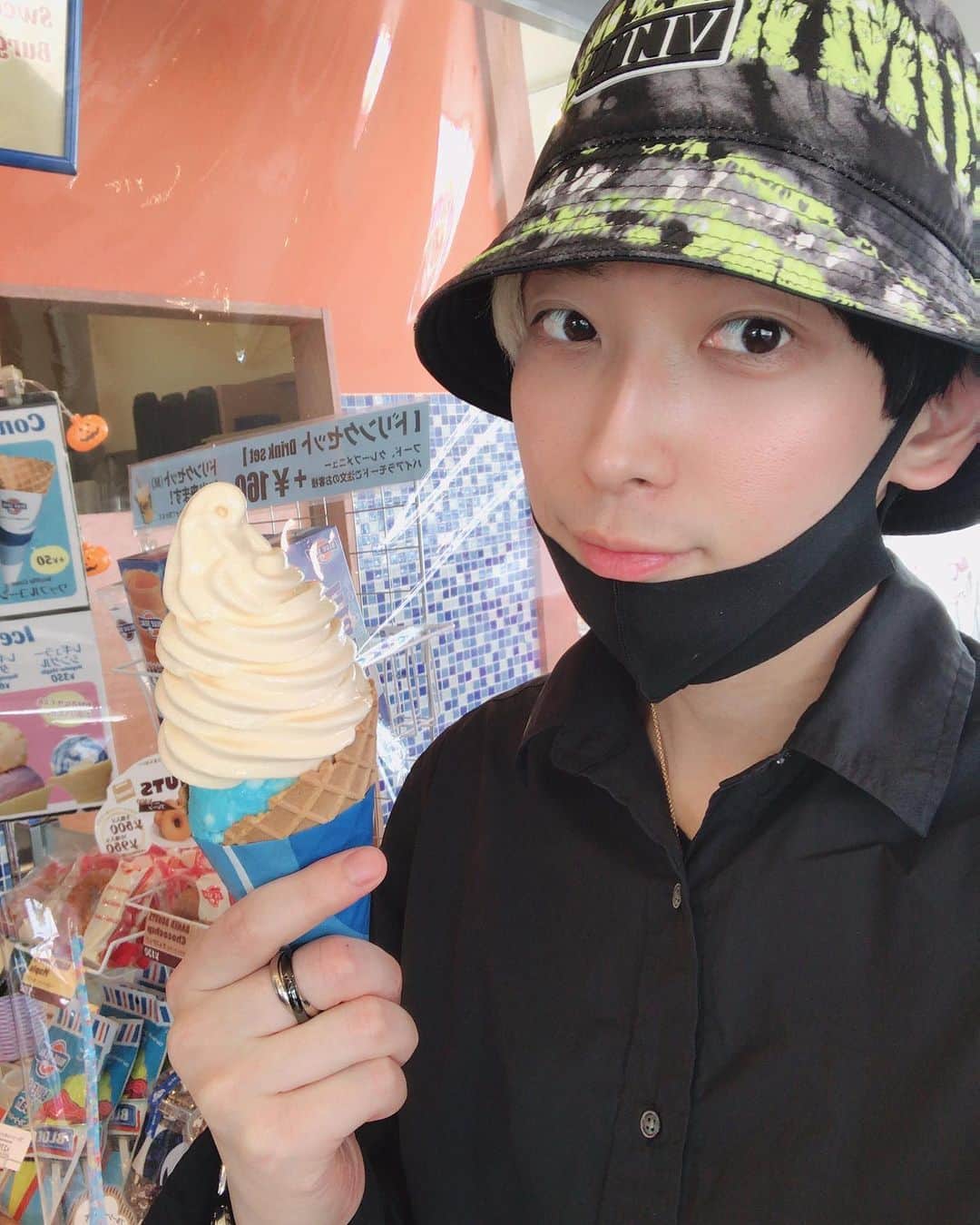 Hikaru（ヒカル）さんのインスタグラム写真 - (Hikaru（ヒカル）Instagram)「I came to Okinawa for work and am enjoying sightseeing during my spare time. Seekwartha drinks were tasty and the scenery was great. It was my first time to ride a convertible car and drove around Okinawa. I ate ice cream on the way and it melted, then my hands got sticky, but that's also a good memory.  I’m gonna eat Abu pork Shabu-shabu now too🐷  仕事で沖縄きて空き時間に沖縄観光を堪能してます シークワーサードリンク美味しかったし景色も最高で人生初のオープンカーに乗って沖縄巡りました 途中でアイスクリーム食べて溶けまくって手がベタベタになったりしたけどそれもまたいい思い出  アグー豚のしゃぶしゃぶも今から食べる🐷」10月15日 19時58分 - tadanokarisuma