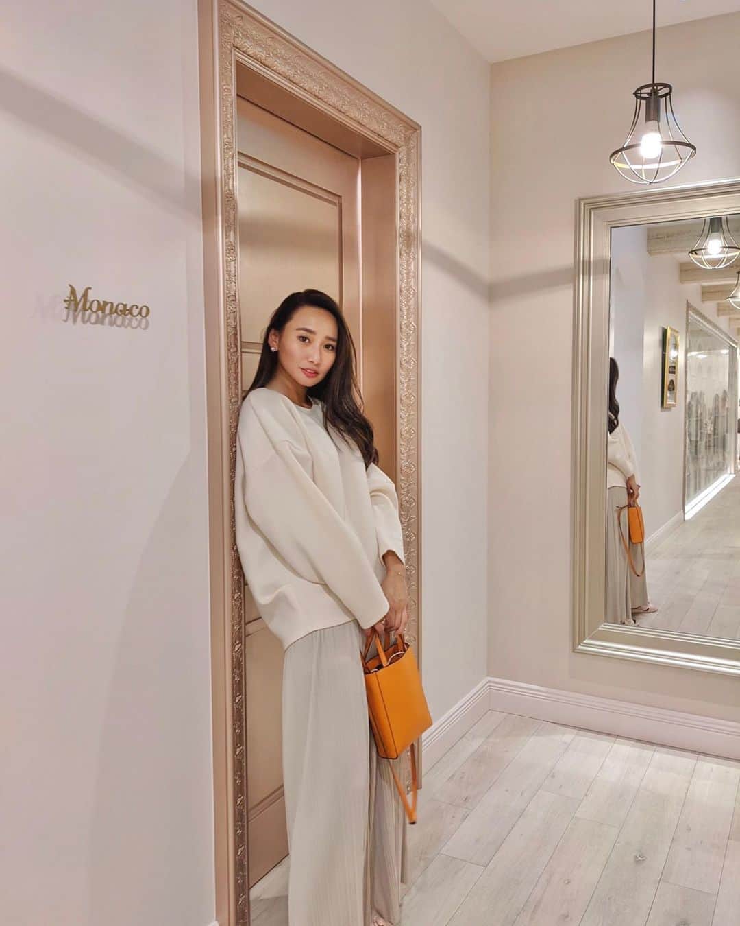 のインスタグラム：「まるで宮殿のよう… そう思わせてくれる『monaco』前。 実はここ、トイレなんです😝🥰 . 先週のお話🤍 恵比寿にオープンしたルミエパリにお邪魔してきました✨ 入り口からお城に入るような内装で 中もフランスのシャンゼリゼ通りをイメージした廊下や各お部屋もオシャレすぎました🥰❣️ . . 痩身エステやフェイシャルエステが良さげだったので近々いこーっと☺️🤍 @lumiereparis_ebisu . . 11月末までInstagram限定キャンペーンもあるよ💕 ◇ルミエ・パリ炭酸小顔トリートメントが定価19,800円⇨特別価格5,500円 ◇キャビゼロ痩身ボディトリートメントが定価28,000円⇨特別価格7,500円 . 是非トライしてみて💕 私も来週絶対いこ🤫❣️ . . #beauty #my beauty #beautysalon  #ルミエパリ#恵比寿エステ#恵比寿エステルミエパリ#炭酸パック#炭酸ガスパック #和漢ハーブco2パック#PR  #小顔 #小顔エステ #小顔ベルト #小顔矯正 #Co2セラピー #メソテラピー #ダーマペン #艶肌 #毛穴 #ニキビ跡 #炭酸小顔 #炭酸小顔エステ #炭酸小顔パック #Co2パック」