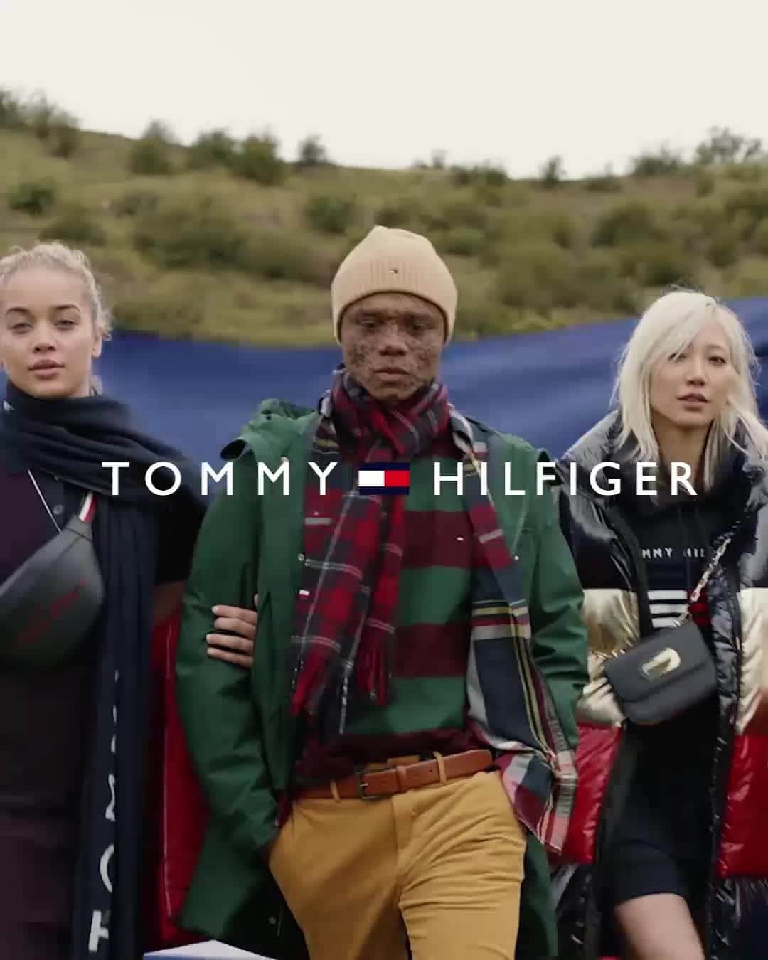 のインスタグラム：「Fall shenanigans 🍂 with the #TommyHilfiger crew in all-new fall essentials. Think: the softest sweaters and the coolest new coats. (You’re welcome 😘)」
