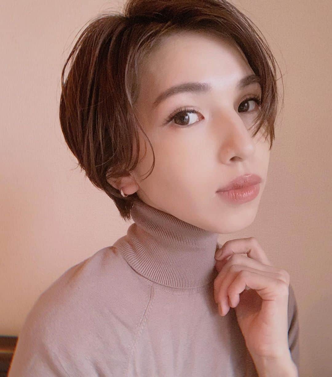 来夏のインスタグラム：「#🍁 またまたカットとパーマ💜 ＋カラー🤎 秋冬はタートル好きなんだけど いつもつまってみえてしまうのが気になっていたから 首回りすっきりにしてもらって、 前回より動きをさらにだしたくて 束感ふやして毛先ゆるパーマ✨ そして光にあたるとふわっと見える秋カラーに🍂 生え際が産後の抜け毛でピンピンだったところも パーマでおさえてもらって最高😆🙌🏽 @sano_nanuk さんのカットが とても繊細なデザインで またお気に入りになりました😊✨ #秋ヘア #秋カラー #くせ毛風パーマ  #ニュアンスパーマ #ショートボブ #nanuk #二子玉川」