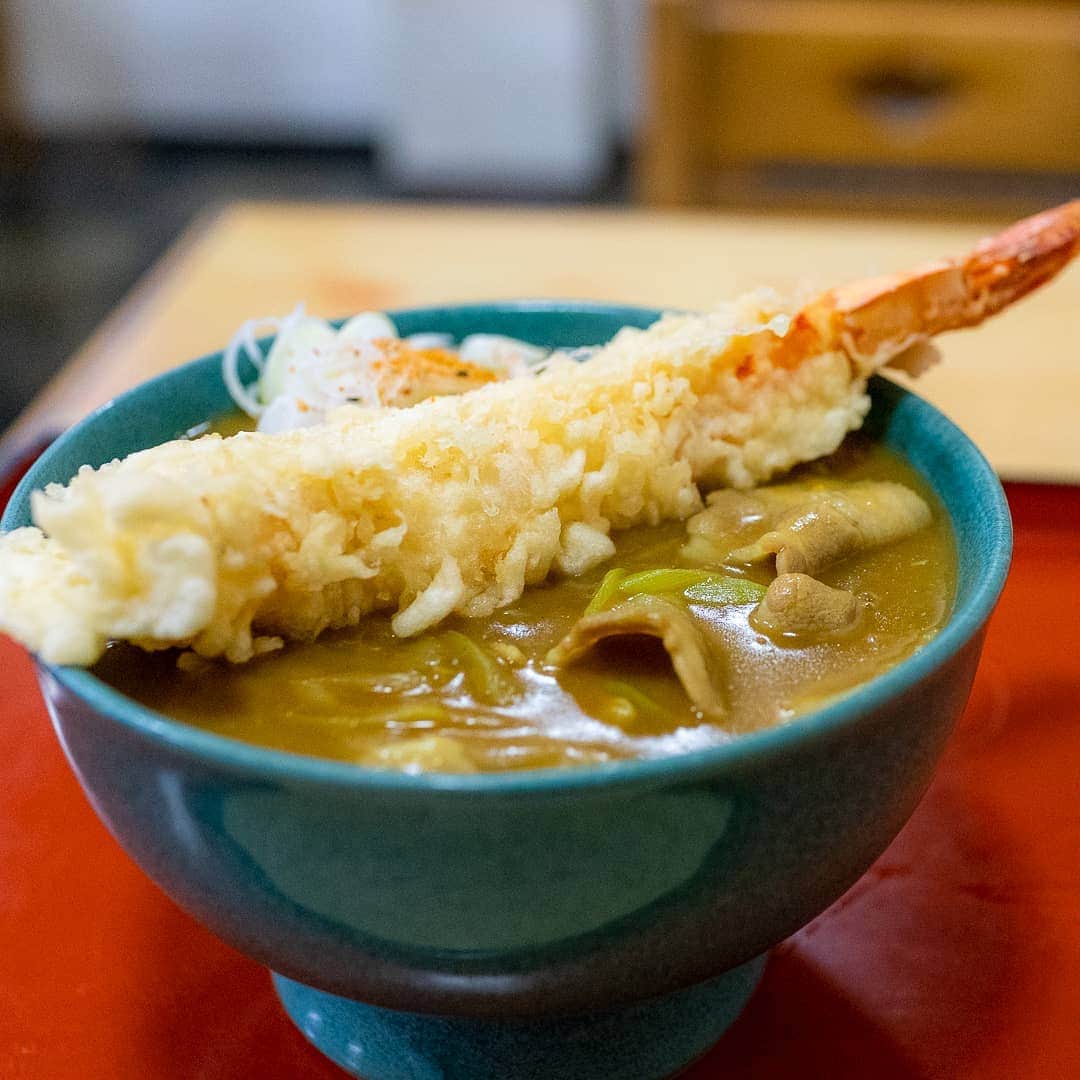 のインスタグラム：「天カレー南蛮1000円。1000円で海老が大きくてプリップリ❢お蕎麦屋さんのカレーは和風出汁が入っていてクセになりますね♪  昔からカレーのスパイスは漢方薬として使われていたほどですから、カレーは健康食ですね♪  店名は訳あってヒミツです㊙  #カレー #カレーうどん #カレー南蛮そば #カレー南蛮 #カレーが好き #天カレー #うまし #ランチ #ランチ #グルメ #ディナー #ディナー #グルメ #美味しい写真 #美味しいお店 #美味しい #おいしいものが好き #おいしい  #グルメ#japanesefoods#japanesenoodles #instacook #yummy #foodpon #foodie #instafood #foodgasm #foodpics #foodlover #foodpost」