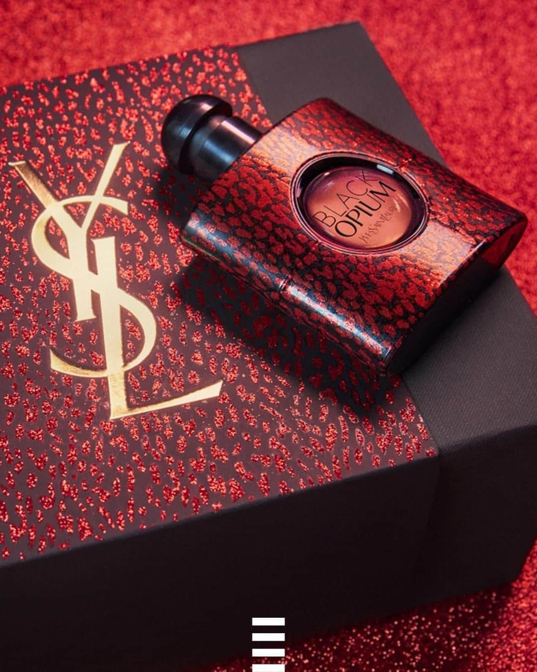 セフォラさんのインスタグラム写真 - (セフォラInstagram)「Quand l'iconique parfum Black Opium de @yslbeauty s'habille à l'approche des fêtes, voilà le résultat 😍 Un joli imprimé couture léopard aux paillettes rouges. Mentionnez une personne qui va craquer pour cette édition limitée...  Rendez-vous en Stories cet après-midi pour en découvrir plus avec @zoeisabellakravitz! #SEPHORAxYSL #SephoraFrance」10月15日 20時10分 - sephorafrance