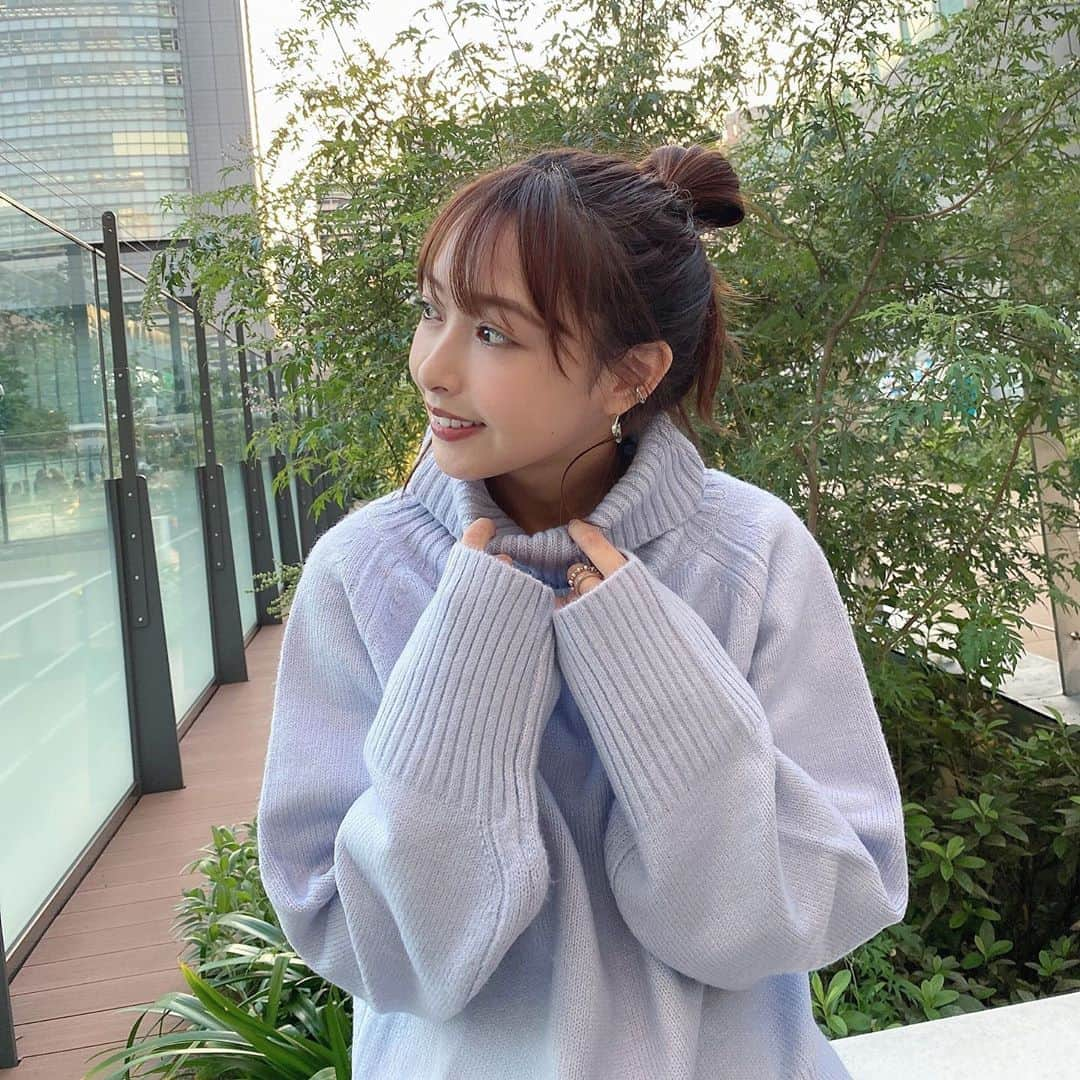 山内遥さんのインスタグラム写真 - (山内遥Instagram)「.  過ごしやすい気温が続いてるね🍐🍂🐇 ちょこちょこニットも着だしてます❤︎ ニットとスカート: @fifth_store  ネックのボリューム感と淡いブルーが可愛い☺︎ スカートは前がスリットになってるよ〜❤︎ . #fifth#fifthtl#フィフス#秋コーデ #オフタートルソフトタッチニット #フェイクレザーミディスカート#pr」10月15日 20時10分 - haruka__yamauchi