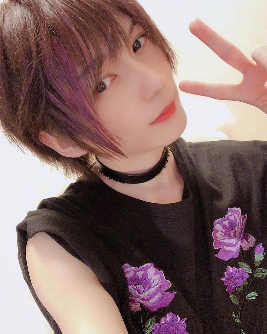 宮崎湧（なのっくす。）のインスタグラム：「インナーカラー試してみたいけど なかなかどんな色が似合うのかわからなかったりしますよね(´・ω・`)  俺も頻繁に髪色を変えたりすることが多いので 簡単にできるイメチェンがないかなと思って色々探していてた中で、  Twitterでも紹介したPAF（@paf_official_jp）っていう 1DAYヘアティントアイテムが、 発色が良くてお気に入りです👾  PAFを使っておすすめのヘアアレンジとかを紹介する インスタLIVEを 10/27 (火)20:30頃から放送しようと思っているので 是非皆様もPAFをゲットして 共に#パフチェン して楽しんでもらえたら嬉しいです!!(•̀ᴗ•́)  @paf_official_jp #PAF #パフ #パフチェン #ヘアティン ト #ヘアアレンジ #おうち時間#PR#ワンポイントカラー #カラーメッシュ #ブリーチなし」