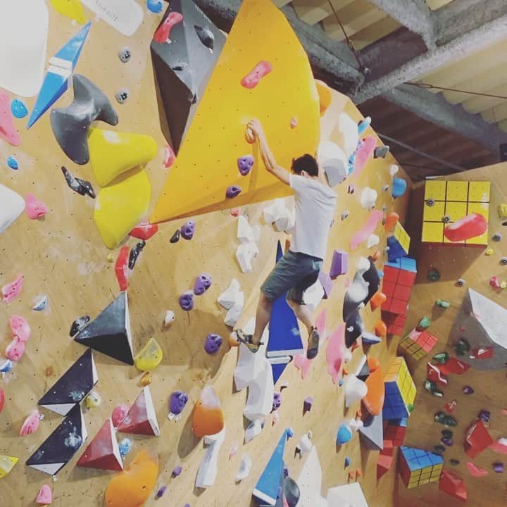 渡部桂太のインスタグラム：「@tsstokyo に行ってきました🧗‍♂️ オシャレなカフェが併設され、とても雰囲気の良い空間で登ることができます👍👍👍 遊びでランジ中にクラップ(手を叩く)するバリエーション動画です😜 見た目より、難しいので皆さんトライしてみてください❗️ @tokyopowder  @lasportivajp  #住友電装  #クラップランジ #bouldering #climbing #ボルダリング #クライミング #ベーチャレ #bouldering_videos_of_instagram  #climbing_videos_of_instagram」
