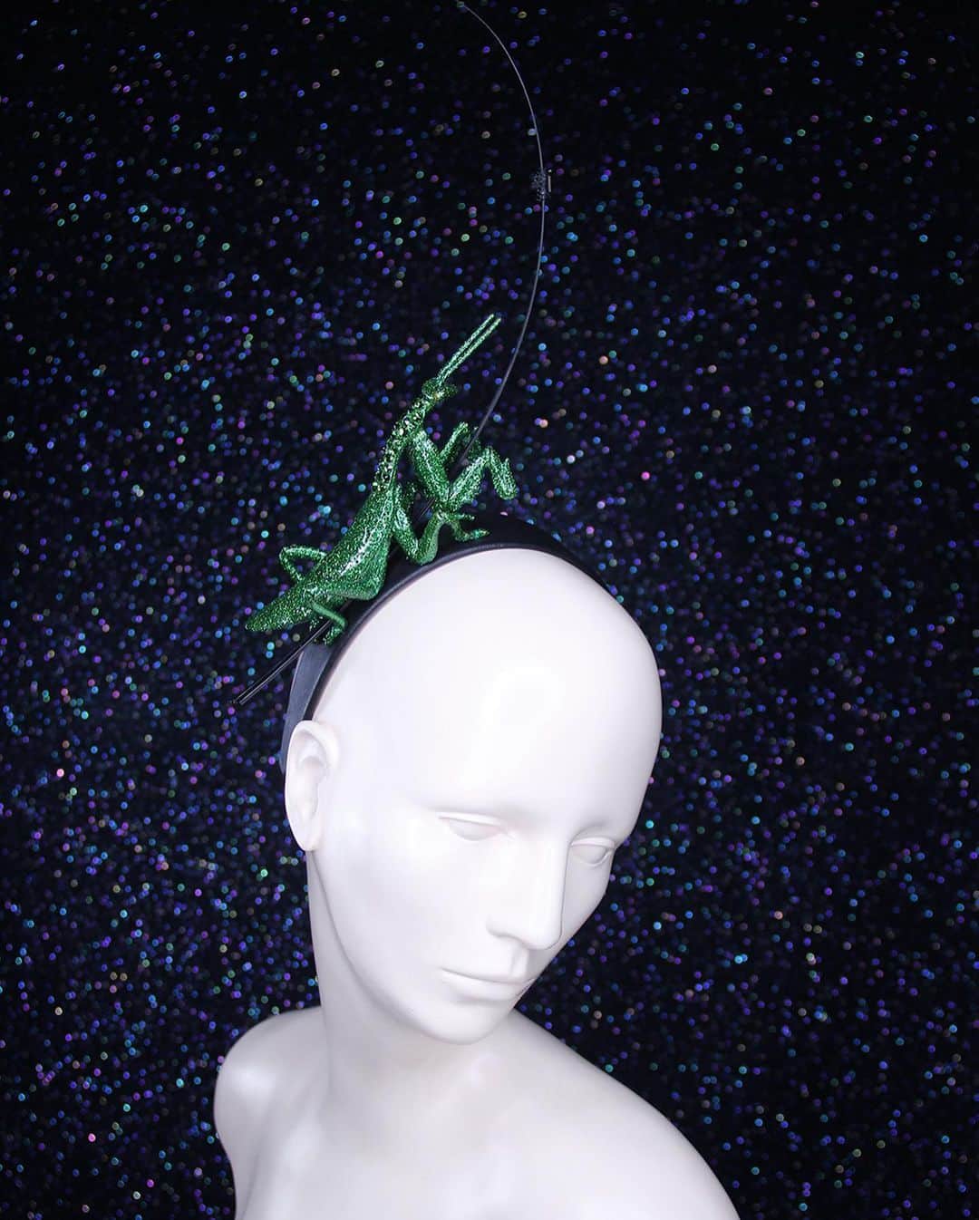 ピアーズアトキンソンさんのインスタグラム写真 - (ピアーズアトキンソンInstagram)「WHAT’S FOR LUNCH?! #🐜 💚🖤💚 #✨   CRYSTAL ENCRUSTED HYPER-MANTIS HEADBAND WITH OSTRICH QUILL SPRIG AND 'ANT' DETAIL  A black leather headband trimmed with a Swarovski encrusted hyper-mantis in leaf green. Featuring an ‘ant’ as prey on a ostrich quill sprig.  A witty tableau on a headband perfect for spring/summer events or an evening soirée.   Fitting: Black leather headband. One size.  #💚 #🖤 #💎 #Halloween #mantis #ant #piersatkinson #beetle #millinery #hat #hats #headpiece #headdress #headband #milliner #maker」10月15日 20時12分 - piersatkinson