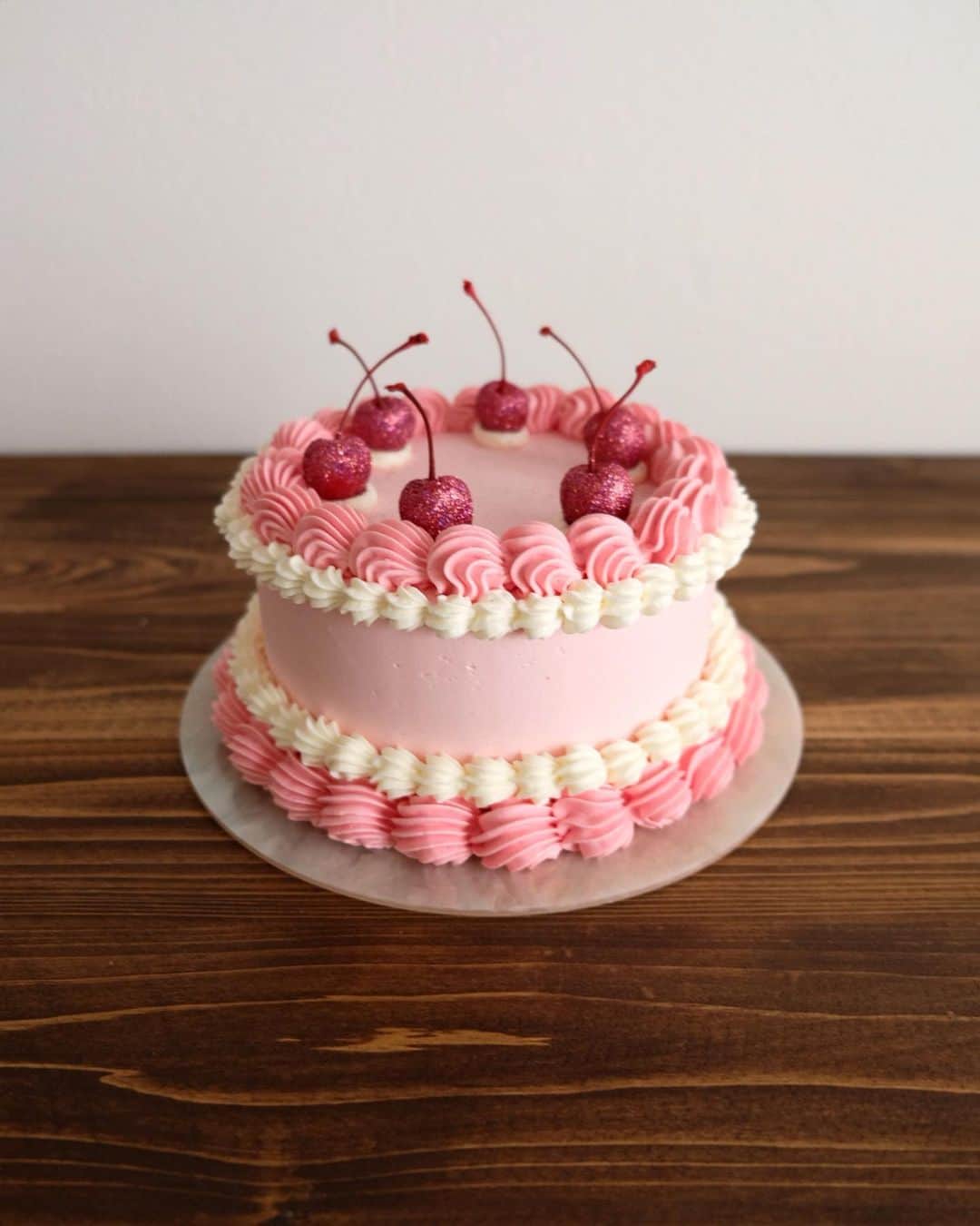 KUNIKAのインスタグラム：「Original aurora marble acrylic cake tray with vanilla cake 🍒﻿ ﻿ @theskips7383 のSakiさん (@sakiroretta ) に素敵なケーキトレーをオリジナルで作って頂きました🎂﻿ 写真だとわかりずらいですが、オーロラマーブルの綺麗なアクリル板でできています。﻿ ほんの数枚ですが、近日中にもしかしたらオンラインショップに入荷する、かも...?🤍﻿ ﻿ #artofkunika」