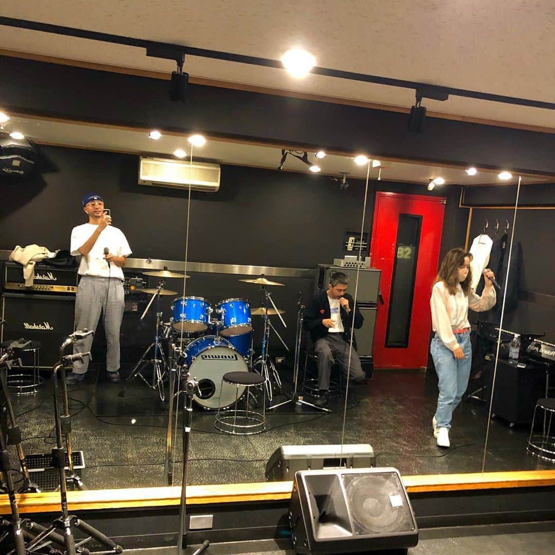 ZEN-LA-ROCKのインスタグラム：「🚄今週末っっっ🚄 ■土曜 ☞ 大阪から生放送‼️ 韻シストさんとFNCY2マン🎤　 20時より無料放送だぞぉぉぉ💥 詳しくは @in_sistagram にてっ ■日曜 ☞ 広島県は福山の『包愛珈琲』にてDJします☕️ コチラは夕方帯っっ 何年ぶりだろ広島ぁぁ . . 各現場何&卒ですっ🌋🤘🏽🌋 . . . #fncy #韻シスト #zenlarock #grina #鎮座dopeness #包愛珈琲 #neighborfood」