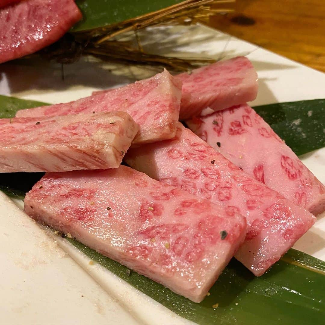 東京肉レポートさんのインスタグラム写真 - (東京肉レポートInstagram)「石垣島肉遠征！ まずは「わたなべ」に行ってみたよ！正肉は石垣牛しばりだけど、お肉の状態が良ければなお良し…タレは味噌ベースで名古屋のどて煮っぽい感じです！夜ちょっと遅めまで営業してる！  価格帯：6,000円〜10,000円 オススメメニュー：ミスジ  Visited Ishigaki island for the first time ever ! Exploring local yakiniku restaurants where we can enjoy Ishigaki beef !  #わたなべ #石垣島 #石垣島グルメ #肉割烹 #焼肉 #ステーキ #ユッケ #すき焼き #肉 #和牛 #牛 #グルメ #東京肉レポート #肉レポ #watanabe #ishigaki #hamburger #yakiniku #wagyu #beef #steak #instafood #food #foodie #barbecue #bbq #tokyo #tokyo_wagyu_report」10月15日 20時18分 - tokyo_wagyu_report