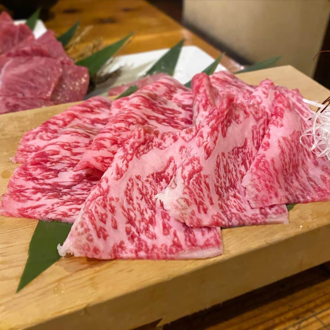 東京肉レポートさんのインスタグラム写真 - (東京肉レポートInstagram)「石垣島肉遠征！ まずは「わたなべ」に行ってみたよ！正肉は石垣牛しばりだけど、お肉の状態が良ければなお良し…タレは味噌ベースで名古屋のどて煮っぽい感じです！夜ちょっと遅めまで営業してる！  価格帯：6,000円〜10,000円 オススメメニュー：ミスジ  Visited Ishigaki island for the first time ever ! Exploring local yakiniku restaurants where we can enjoy Ishigaki beef !  #わたなべ #石垣島 #石垣島グルメ #肉割烹 #焼肉 #ステーキ #ユッケ #すき焼き #肉 #和牛 #牛 #グルメ #東京肉レポート #肉レポ #watanabe #ishigaki #hamburger #yakiniku #wagyu #beef #steak #instafood #food #foodie #barbecue #bbq #tokyo #tokyo_wagyu_report」10月15日 20時18分 - tokyo_wagyu_report