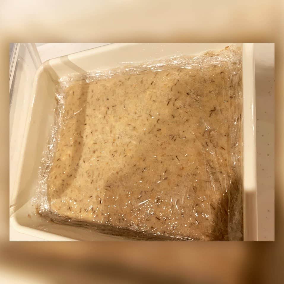 中澤裕子のインスタグラム：「無事にお味噌作り。  大豆と麹が合わさった良い匂い。 おいしくなーれ おいしくなーれ 回数重ねて娘にも教えたい 味噌作り。  #お友だちにありがとう #お正月の楽しみ」