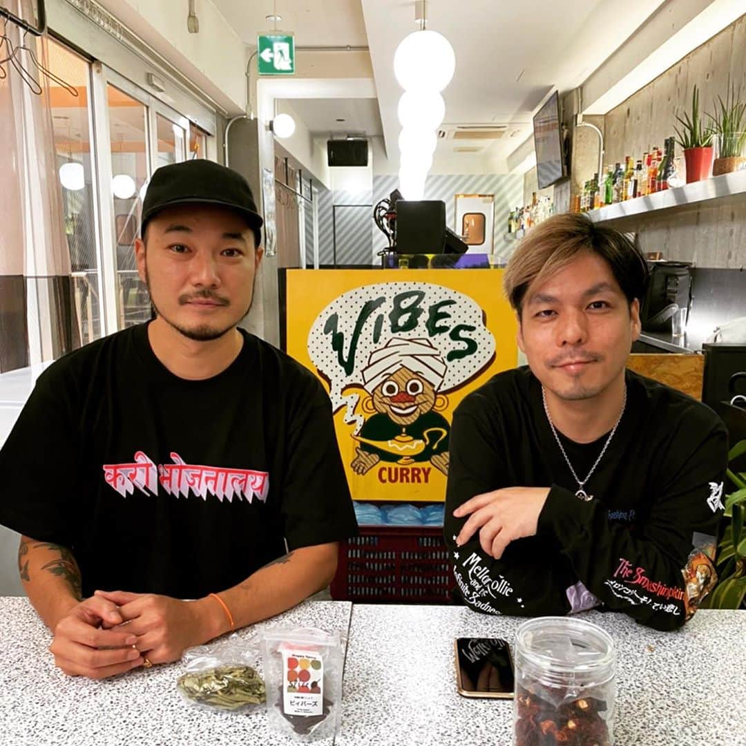 桜井誠のインスタグラム：「今日は中目黒「vibes curry」で、BK @bksound と対談してきたよ。 カレーのあれこれ色々と話して楽しい時間を過ごしました🍛 BKの作るスリランカカレーも絶品なので、是非お店に食べにきてね！ この様子は、YouTubeチャンネル「vibes curry」で配信予定！ #vibescurry #curry」