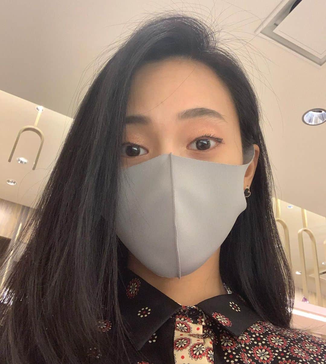 のインスタグラム：「黒髪にしたよまた☺︎笑 髪すごく色抜けやすいんだけど、黒が落ち着く。　  #ヘアカラー　 #黒髪　#秋カラー  #あほ毛」