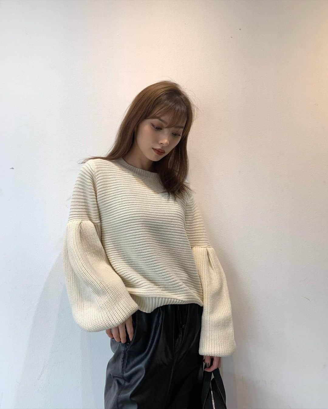 谷川菜奈さんのインスタグラム写真 - (谷川菜奈Instagram)「153cmコーデ🐶 tops @fifth_store  bottom,boots ZARA bag EDT 久々にゆるゆるな感じ☺︎ トップスも袖のボリュームが可愛い💡 どれもプチプラだよ〜！！ #outfit#153cmコーデ#低身長コーデ #ZARA#fifth#fifthtl#フィフス #ボリュームスリーブデザインニット」10月15日 20時22分 - pechi.130