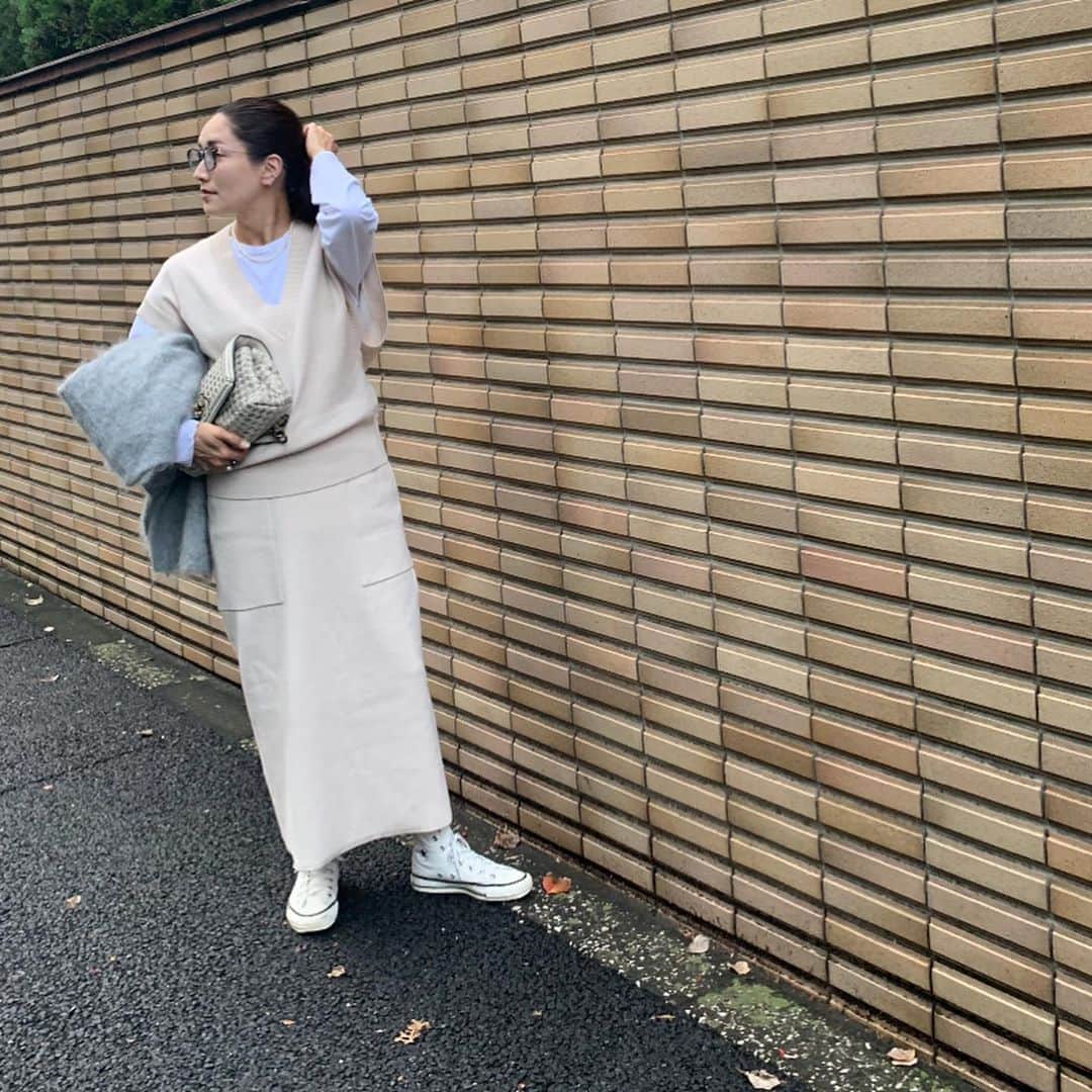 亀恭子のインスタグラム：「今年、よく見かけるニットベスト。  この柔らかなベージュとハイゲージの具合が気に入って セットアップで。  someday's… #fashion #ootd #kkstyle #tokyo #kamescloset #knit & #skirt #newans #cutandsew #aton #necklace #maayapearls #stole #asaucemeler #bag #bottegaveneta #shoes #converse #october #autumn」