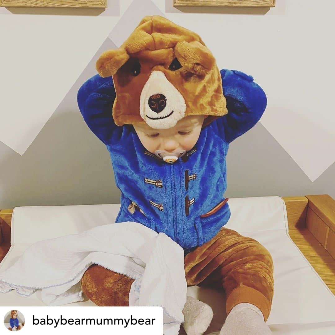 Paddington Bearさんのインスタグラム写真 - (Paddington BearInstagram)「The colder months are approaching but this little bear is wearing the right outfit to keep the paws warm!⁣ ⁣ 📸  @babybearmummybear」10月15日 20時24分 - paddingtonbear