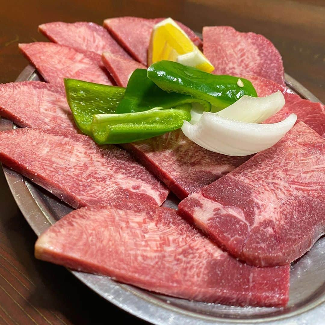 東京肉レポートさんのインスタグラム写真 - (東京肉レポートInstagram)「石垣島肉遠征！ お次はハード系焼肉の「東京亭」！お店の佇まいから渋すぎる…！この冷凍カチコチのタン塩が、じっくり焼いて食べるとまたうまいんです👅  価格帯：3,000円〜5,000円 オススメメニュー：タン塩、カクテキ  Visited Ishigaki island for the first time ever ! Exploring local yakiniku restaurants where we can enjoy Ishigaki beef !  #東京亭 #石垣島 #石垣島グルメ #肉割烹 #焼肉 #ステーキ #ユッケ #すき焼き #肉 #和牛 #牛 #グルメ #東京肉レポート #肉レポ #tokyotei #ishigaki #hamburger #yakiniku #wagyu #beef #steak #instafood #food #foodie #barbecue #bbq #tokyo #tokyo_wagyu_report」10月15日 20時26分 - tokyo_wagyu_report