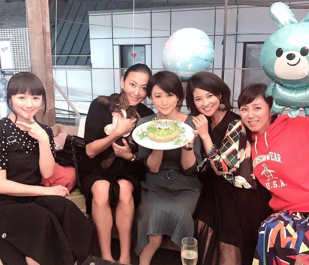のインスタグラム：「💙💙Aiko💙💙Happy Birthday🎂🎉🥂🍾✨ 先日、ちょっと早めのお誕生日会をみんなでテラス貸し切りBBQで🍖お祝いしました🥂🍾素敵なお店でした✨えみちゃんが焼いてくれて美味しくいただきました🍖シャインマスカットのタルトも愛子ちゃんにピッタリ〜💙プレゼントを開けた時の喜ぶ顔って大好き🎁🥰 愛子ちゃんおめでとう㊗️ これからも仲良しでいてね❣️ #お誕生日会 #テラス貸し切り #バーベキュー #お祝い🥂」