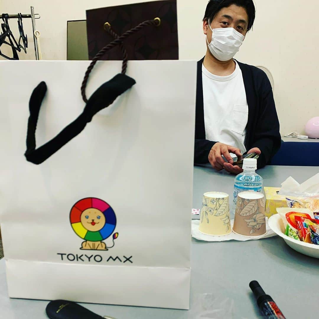 のインスタグラム：「木曜日バライロダンディー21時生放送スタート 楽屋に不審人物！ アミューズ金山マネージャー」