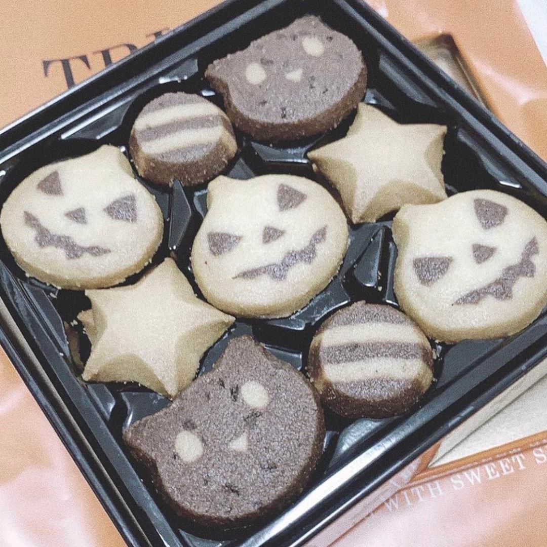 島袋美由利のインスタグラム：「.﻿ .﻿ もうすぐハロウィンですね。﻿ ハロウィンなのかハロウィーンなのかどっちでもいいのか今だによく分かっていないですが﻿ おかげさまで毎日たのしいです。﻿ デパ地下にあるお菓子のパッケージもハロウィン成分多めで幸せです。﻿ クッキー缶買っちゃった。﻿ 31日までゆっくり食べていこう。﻿ ﻿ 私の話ばかりしてしまった！ごめんね。﻿ みなさまが一番好きな行事？イベント？はありますか🎄🎍🎋？？﻿」