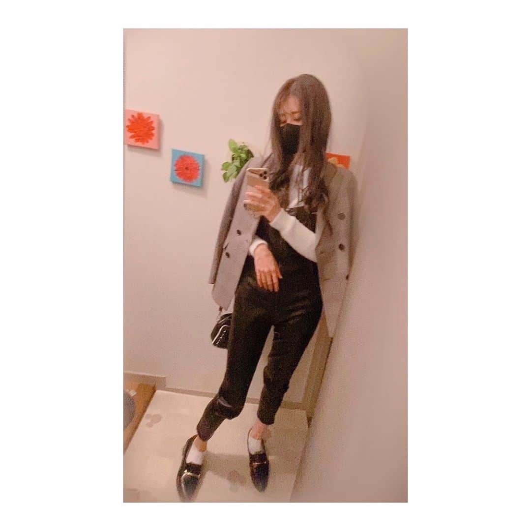 夢月せらのインスタグラム：「カラーチェンジ💜ྀི  なんにも考えずにこれにしよー！って美容師さんと決めた色が、奇跡が起こって、若干ビョリ色に近くなった🤣👏 嬉しい嬉しい嬉しいー😆❤  この写真はオレンジ照明の下で撮ったから暗く見えるけど、なかなかの青紫ですねん❤  今回は、前回のサファリに重ねて #オーキッド いれてます！ ここから3日くらいでいい感じに抜けてくる予定w  もっとビョリちゃんに近くなってほしいなーーー🙃❤ 乞うご期待www」