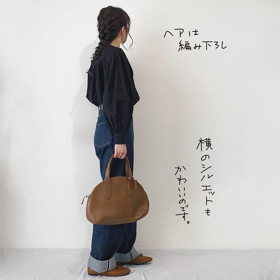 かほこ。さんのインスタグラム写真 - (かほこ。Instagram)「ㅤㅤㅤㅤㅤㅤㅤㅤㅤㅤㅤㅤㅤ ㅤㅤㅤㅤㅤㅤㅤㅤㅤㅤㅤㅤㅤ blouse : #KALENO denim : #anatomica cardigan : #dholic bag : #tideway shoes : #mamian ㅤㅤㅤㅤㅤㅤㅤㅤㅤㅤㅤㅤㅤ ブラウス×デニムの定番コーデも、黒に変えて秋らしく。小物も茶色でまとめて秋、加速🍂 ㅤㅤㅤㅤㅤㅤㅤㅤㅤㅤㅤㅤㅤ なんだかシンプルすぎて寂しかったのでカーデ巻きました。髪型は編み下ろし。 ㅤㅤㅤㅤㅤㅤㅤㅤㅤㅤㅤㅤㅤ #kaho_fashion」10月15日 20時36分 - xxokohakxx