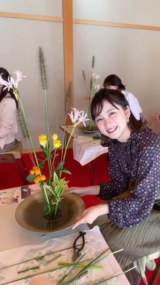 廣田佳菜子のインスタグラム：「先日池坊にお伺いして華道体験をさせていただきました！ 池坊や立花の歴史から学ぶことができてすごく貴重な経験になりました！ 先生もとても優しく教えてくださって、お花を習ってみたいなと思いました☺️ 空間的な美的センスって凄く難しくて奥が深い、、！！！  #池坊#池坊自由花 #華道#華道教室#ミスキャンパス同志社#ミスキャン#ミスコン」