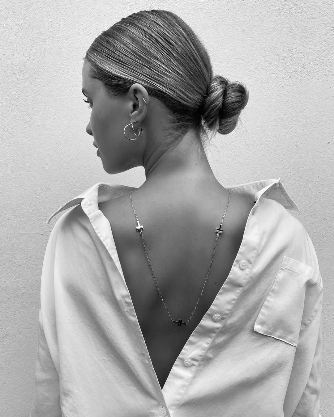 ペニーレ・タイスベックのインスタグラム：「Annonce Always loved back-less details💛  @tiffanyandco #tiffanyT1 #tiffanyT」