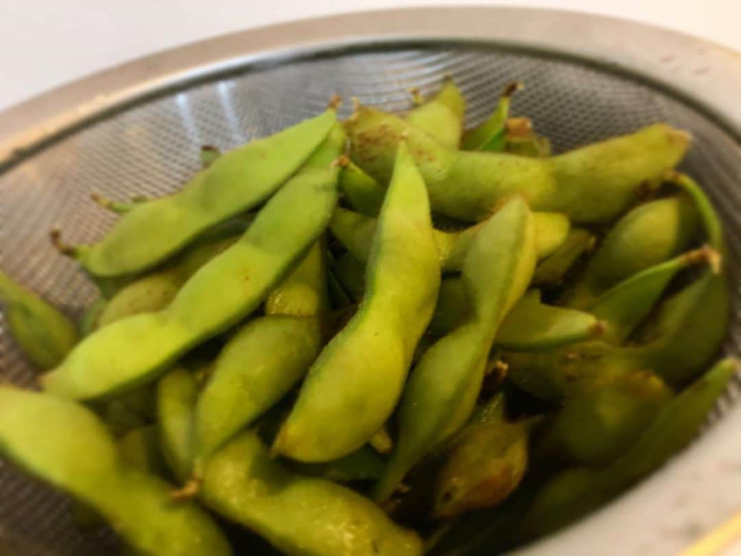木岡真理奈さんのインスタグラム写真 - (木岡真理奈Instagram)「おいしーい！！！ 今が旬の黒枝豆、 粒が大きくてツヤツヤ、 そして甘みとコクがあって ほくほくで… 褒め言葉が無限に出てきてしまう…笑  京都の丹後・丹波の黒豆の枝豆です。 毎年知り合いの方から たくさんいただくのですが、 １回の食事で、ひとりで１パック（両手に山盛りくらい）ぺろりと食べてしまう🤣 本当にそんなおいしさなんです！伝わりますか！笑  今年こそ、 ゆでだけじゃなく 焼き、枝豆ごはんも作りたいな〜 と思いながら今日、 １パック食べ切りました😂  #この後美味しくいただきました」10月15日 20時39分 - kutv_kioka