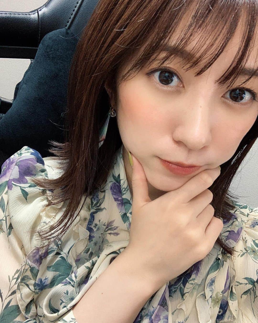 瀬口かなのインスタグラム：「髪少し切ってベージュピンクにしてもらいました✨﻿ ﻿ ﻿ 秋らしいカラーにしてもらいました！💗﻿ ピンクにすることで柔らかいカラーに。﻿ ﻿ ﻿ 髪長いときの自分見て、ロングもいいな〜て思うけどなかなか伸ばせない😂伸ばしてることに途中で飽きちゃう。笑﻿ ﻿ ﻿ 今回ブチさんにやってもらいました💇🏻‍♀️ 昔からお世話になってる﻿ ブチさん！ @buchi.buchi  来月パパになるみたいです！﻿ おめでとうございます💐﻿ ﻿ ﻿ ﻿ #haircolor #ヘアカラー #ベージュピンク #切りっぱなしロブ #ミディアムヘア #秋カラー #selfie #セルフィー」