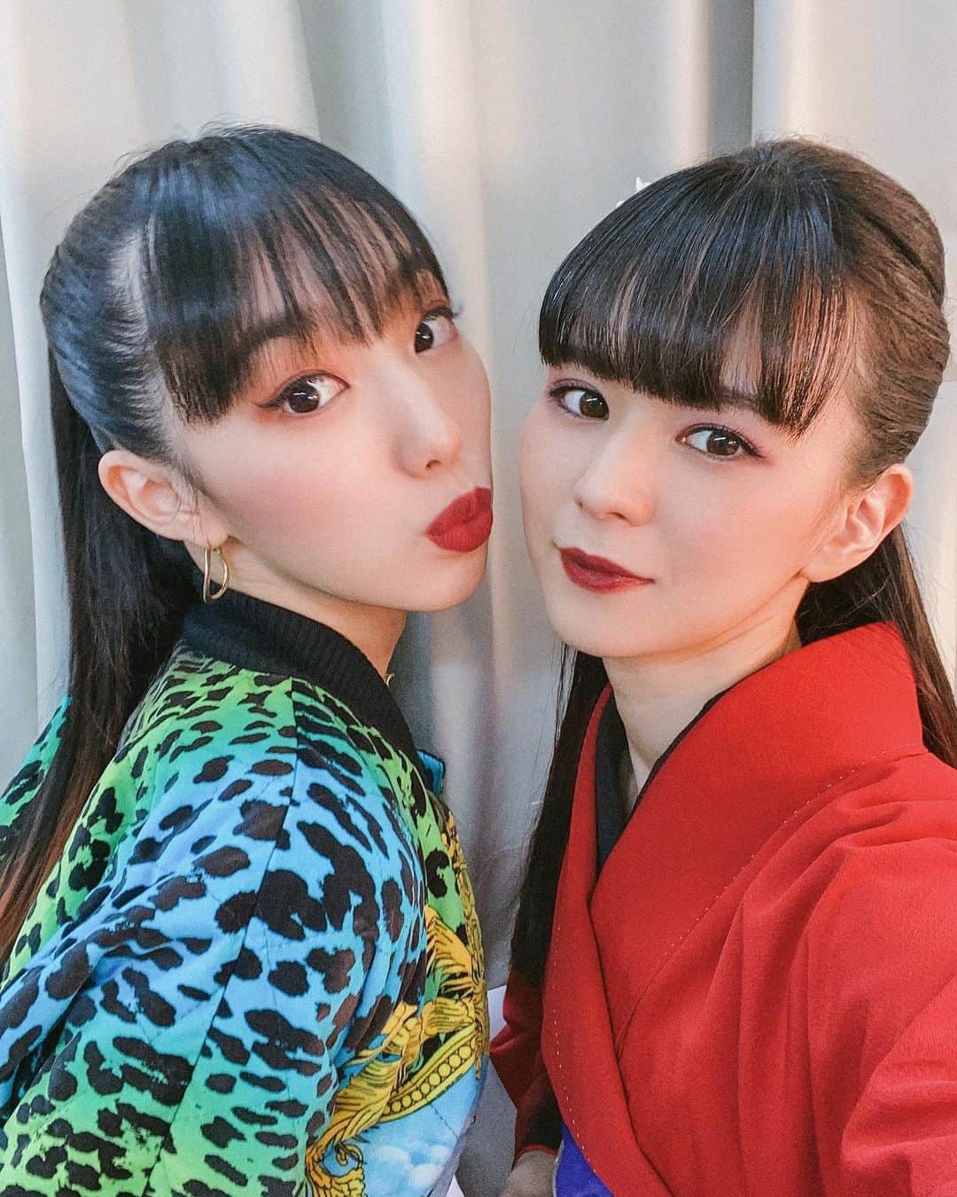 のインスタグラム：「❤︎❤︎❤︎ 舞台「モデル、劇団始めました。」 無事完走いたしました！  この時期に劇場に足を運んでくださった皆様、配信で見てくれた方々や地元のお友達(と、親。)、今回はスケジュール合わなかったけど励ましの言葉を送ってくれた方々、挙げたらキリがないくらいたくさんの方に支えて頂きなんとか、千秋楽まで走り抜くことができました。  この時期にお芝居できるって本当に幸せなことだなと何度も何度も噛み締めた公演でした。 次いつ舞台に立てるのか分かんないけど、立ち止まらずに次に向かって走り続けます！  私(絢美)の相棒、レナと☺︎  あ！！！ YouTubeドラマはまだまだ続くので！楽しみにしててね❤︎  今回の舞台を通して、お着物、着れるようになりました✌︎ 帯もばっちり結べるようになったよ！やったね！」