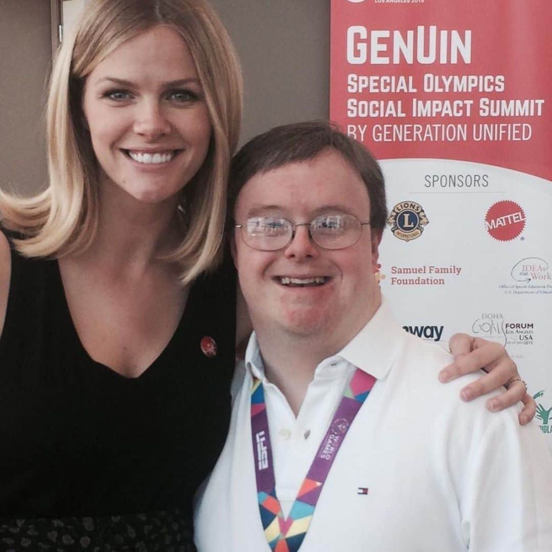 ブルックリン・デッカーのインスタグラム：「As we have in-depth national conversations around inclusion and equity, let’s also consider physical and in this case—intellectual ability/disability. @specialolympics has been working for a more inclusive society for 52 years. 2020 is tough for fundraising events, @specialolympicstx has their Breakfast of Champions 10/23 that will be hosted virtually by moi. Buy your tickets or donate: link in bio.」