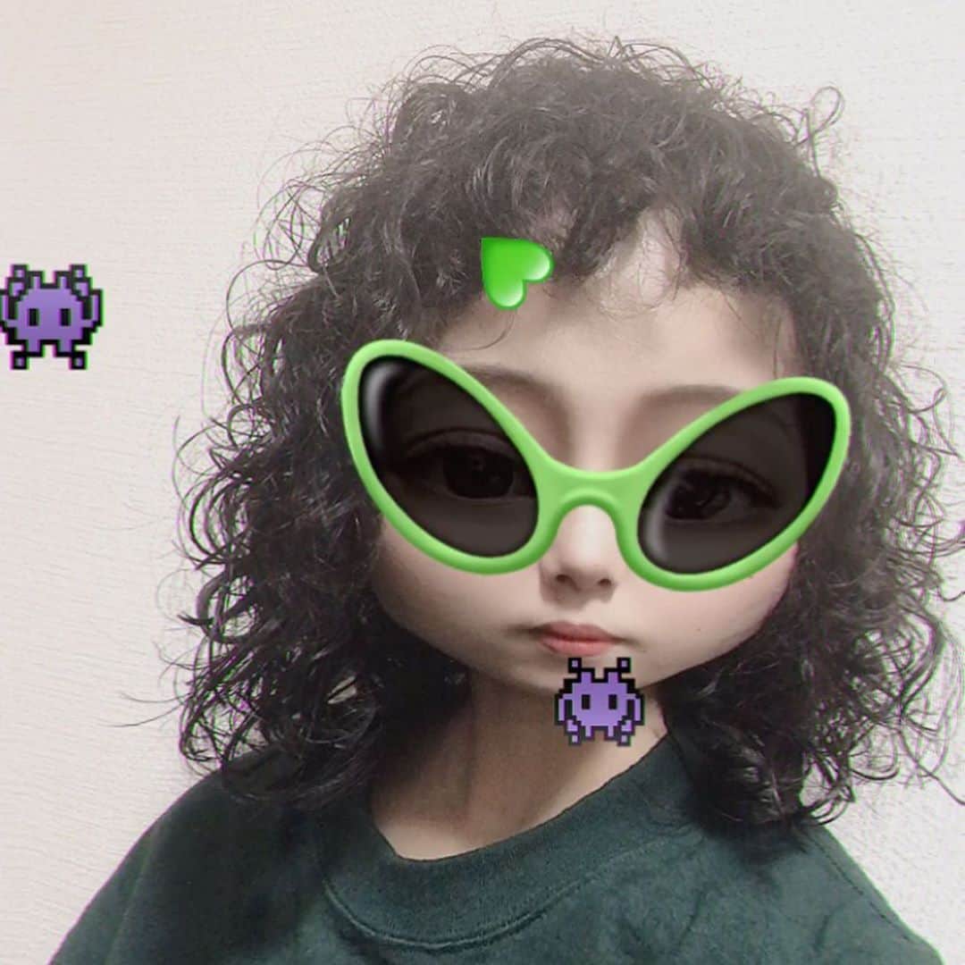 TsurutaHitomiのインスタグラム：「頭だけ80〜90年代にタイムスリップしてもらった🥺2歳の頃とほぼ同じ髪型🤣アッパレ！戦国大戦争みてひとりで泣いてる😩 hair @meso_kazuma」