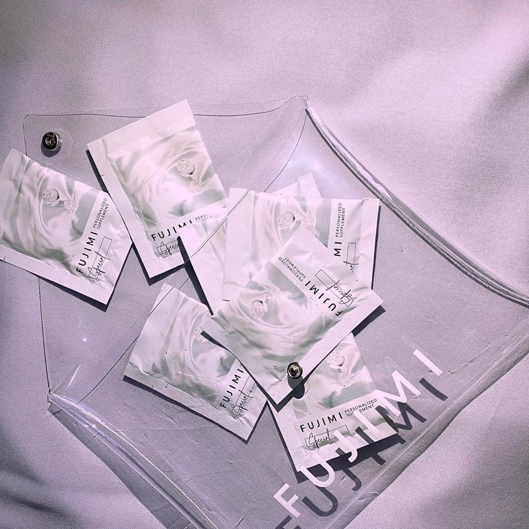 のインスタグラム：「FUJIMIさんのパーソナライズサプリも 続けてます 💊✨ . 新しいパッケージが可愛くて テンションあがるっ☺️♡ . お肌は本当に内側からのケアも大事だなと 続けてみて実感しています💭 自分専用サプリだから迷う必要ないのが◎ . @fujimi_official . . #FUJIMI #パーソナライズサプリ #パーソナライズマスク #美容 #PR」