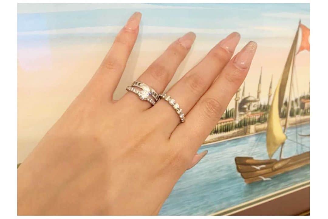 𝐇𝐈𝐍𝐀𝐊𝐎さんのインスタグラム写真 - (𝐇𝐈𝐍𝐀𝐊𝐎Instagram)「ハートエタニティリング 💎ダイヤモンド1.0ct💎 ・ ・ オーダー誠にありがとうございます✨ ご着用のお写真も🥺🙇‍♀️ ありがとうございます❣️🙇‍♀️✨✨ ・ ご結婚指輪、ご婚約指輪 素敵すぎます🥺✨✨ 1ctのプラチナ、ハートエタニティリングと とお手元のバランスがぴったりです💓✨ ・ お気に召していただき本当に嬉しいです🥰✨ 一生もののダイヤモンドジュエリーです🥺✨ ・ ・ 2枚目の動画が感動の輝きで大好き🥺✨✨ ・ ・ #ハーフエタニティリング  #プラチナリング  #プラチナジュエリー  #結婚指輪 #婚約指輪  #オーダーメイドリング  ・ 💎💎💎」10月15日 20時50分 - loveis_tokyo