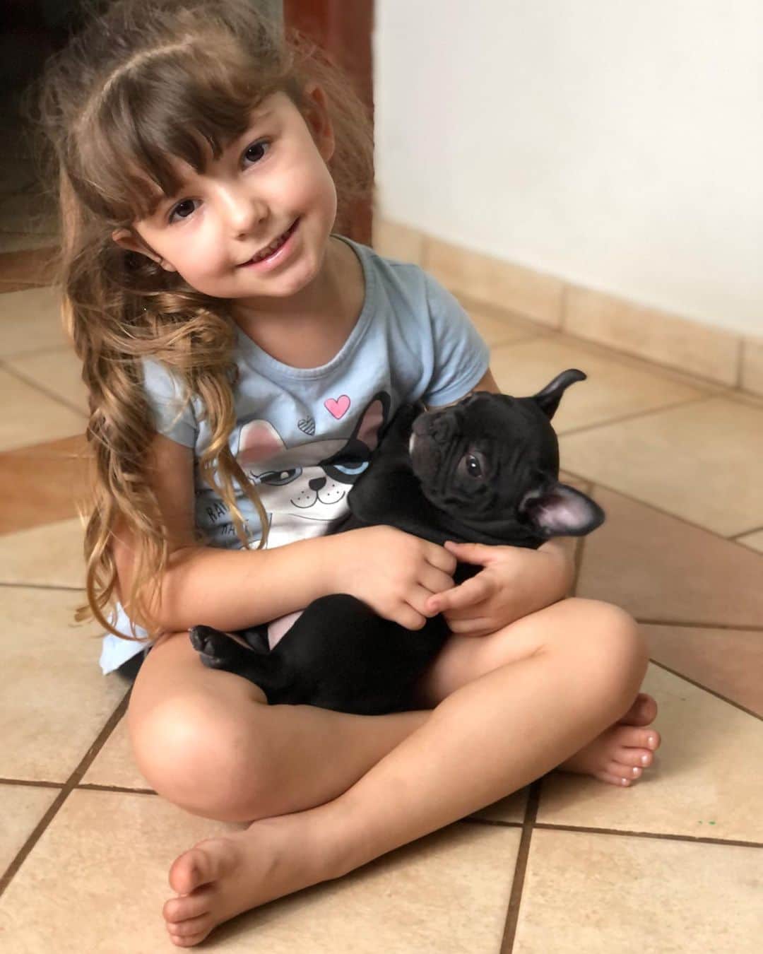 Regeneratti&Oliveira Kennelのインスタグラム：「Loves of my life 🤍 @beatricedisse #guttathefrenchie #cutepuppy #kidswithdogs #frenchie #precious #socute」