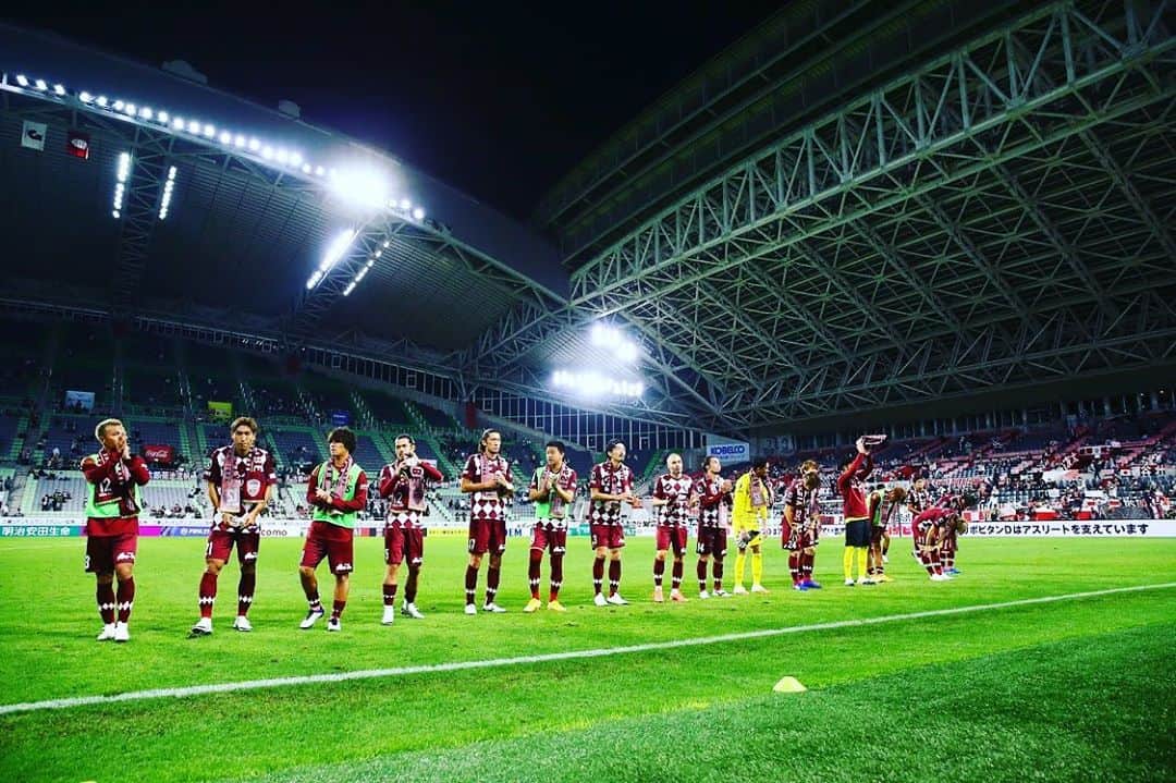 大崎玲央のインスタグラム：「Team💪🏽💪🏽💪🏽 #visselkobe #wearekobe #foreverfoward」