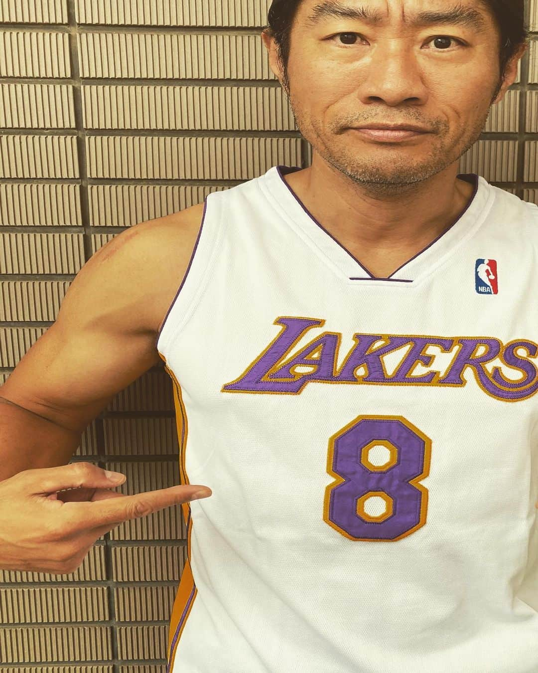 平山祐介さんのインスタグラム写真 - (平山祐介Instagram)「2020 NBA CHAMPIONS🏆  LAKERSのNBA制覇に興奮して KOBEのユニフォーム引っ張り出してみたさ  #losangeles #la #lakers  #kobebryant #blackmamba #8 #24  #lebronjames #king #23  #2020 #nba #nbafinals  #worldchampion  #basketball  #yusukehirayama #平山祐介  #rip」10月15日 20時51分 - yusukehirayama_