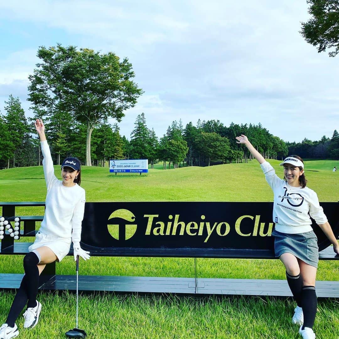 庄司ゆうこさんのインスタグラム写真 - (庄司ゆうこInstagram)「ポジティブスターヨガゴルフコンペ⛳️ 楽しすぎたぁー😍✨ 今年で10周年‼️毎年盛大にパーティーしてきましたが、このご時世なので、2回に分けてゴルフコンペを開催することになりました✨✨ 来月も開催します😍 アシスタントにしほ先生とちひろ先生が参加してくれたよー❣️ 5枚目で私が持っているお水は @refinespwaterリファインspウォーターで、今回参加者様全員に提供してもらいました^_^ @faburuas.jp次亜塩素酸ファビュラスのミニサイズも提供して頂きました❣️ お忙しい中参加してくださった皆様、本当にありがとうございました😊✨ #ゴルフ#ゴルフコンペ#太平洋クラブ美野里コース#ファビュラス#リファインspウォーター#次亜塩素酸#お水#ソラル#ゴルフ女子#ポジティブスターヨガ#美人インストラクター」10月15日 20時52分 - yuko.shoji