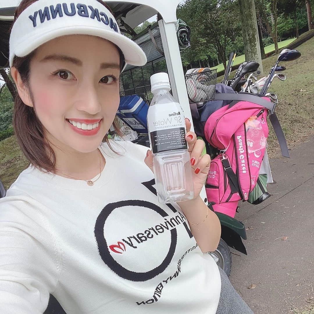 庄司ゆうこさんのインスタグラム写真 - (庄司ゆうこInstagram)「ポジティブスターヨガゴルフコンペ⛳️ 楽しすぎたぁー😍✨ 今年で10周年‼️毎年盛大にパーティーしてきましたが、このご時世なので、2回に分けてゴルフコンペを開催することになりました✨✨ 来月も開催します😍 アシスタントにしほ先生とちひろ先生が参加してくれたよー❣️ 5枚目で私が持っているお水は @refinespwaterリファインspウォーターで、今回参加者様全員に提供してもらいました^_^ @faburuas.jp次亜塩素酸ファビュラスのミニサイズも提供して頂きました❣️ お忙しい中参加してくださった皆様、本当にありがとうございました😊✨ #ゴルフ#ゴルフコンペ#太平洋クラブ美野里コース#ファビュラス#リファインspウォーター#次亜塩素酸#お水#ソラル#ゴルフ女子#ポジティブスターヨガ#美人インストラクター」10月15日 20時52分 - yuko.shoji