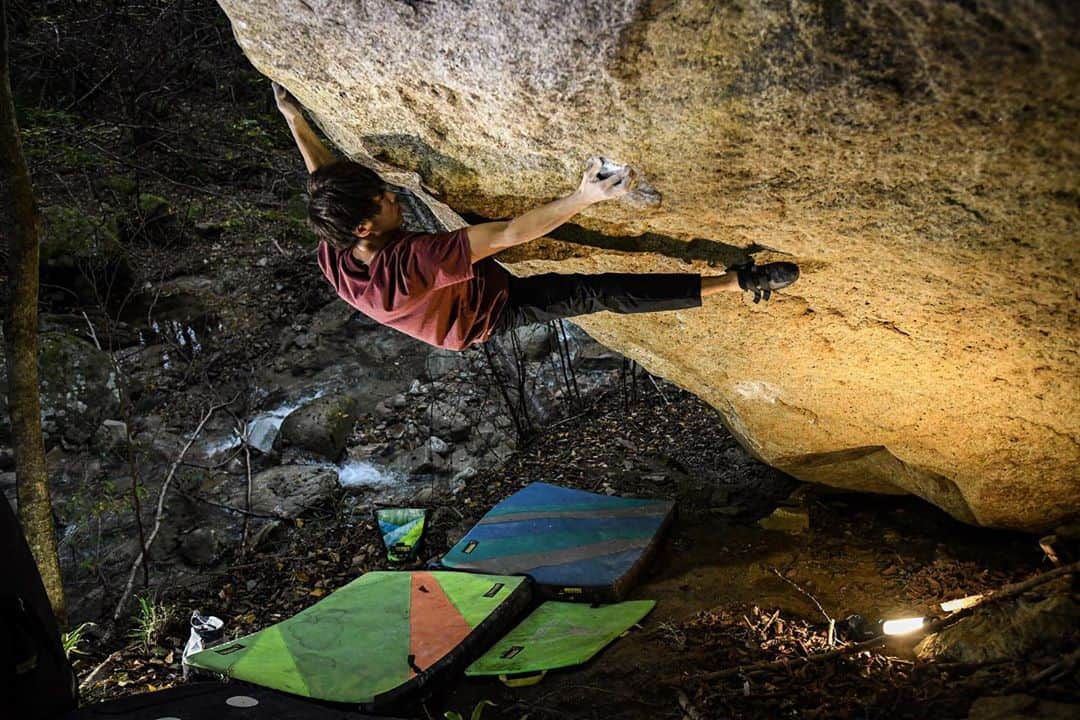 村井隆一のインスタグラム：「Hōtō(V14)✔︎ 2nd ascent ほうとう(五段) ________________________________________ Stoked to make an ascent of @keenantakahashi bloc. Cold conditions have begun. When I tried it in the summer season, I couldn't compete at all, but yesterday I had a completely different impression. Granite is especially remarkable. This line has many parts that make full use of heel hooks, and it fits me quite well. Great rock, perfect line💯  Takaki Mikura(V14)✔︎ 高き御座(五段) ________________________________________ And finally I finished off legendary Tokio Muroi problem that I had worked on little by little ever year. So far I had struggled at sloper-compression crux in the upper part, but yesterday @keiichirokorenaga found new beta and it made me successful🙏  photo @nari.tomo   @rokdo_team  #climbing#bouldering#Mizugaki @frictionlabs @organicclimbing @unparallelup @rockmasterhq @apexclimbingyotsuya @team_edelrid @clover_resole」